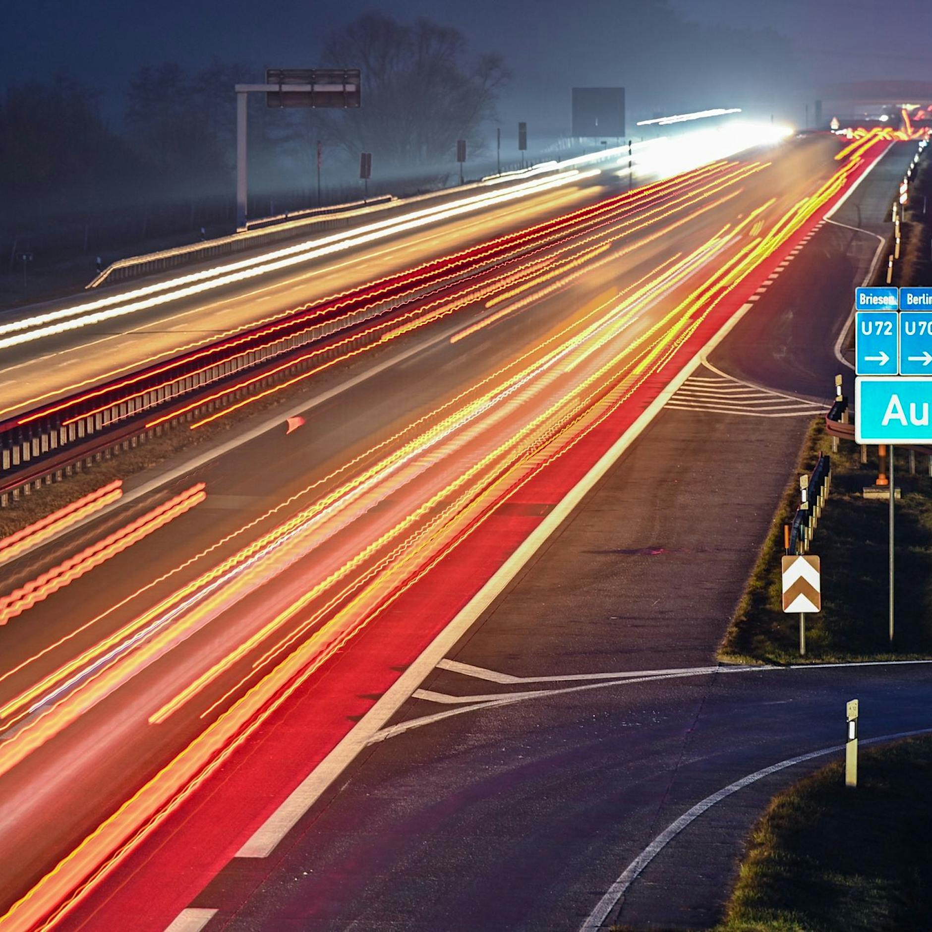 Klimaaktivisten schrauben 250 Schilder auf Autobahnen ab