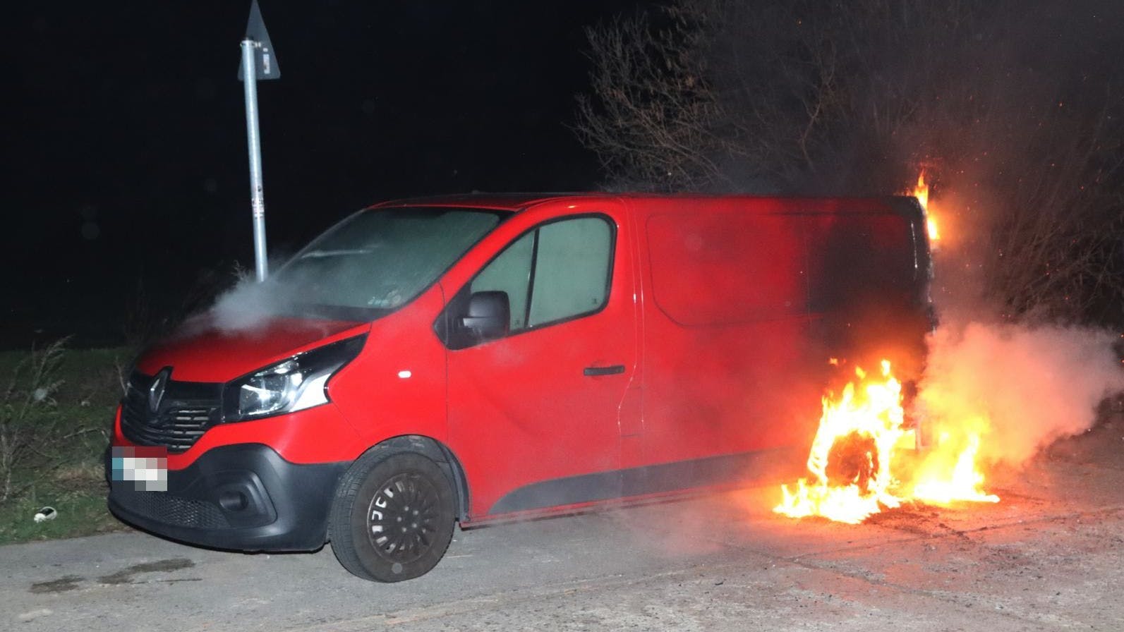 Transporter brennt in Altglienicke.