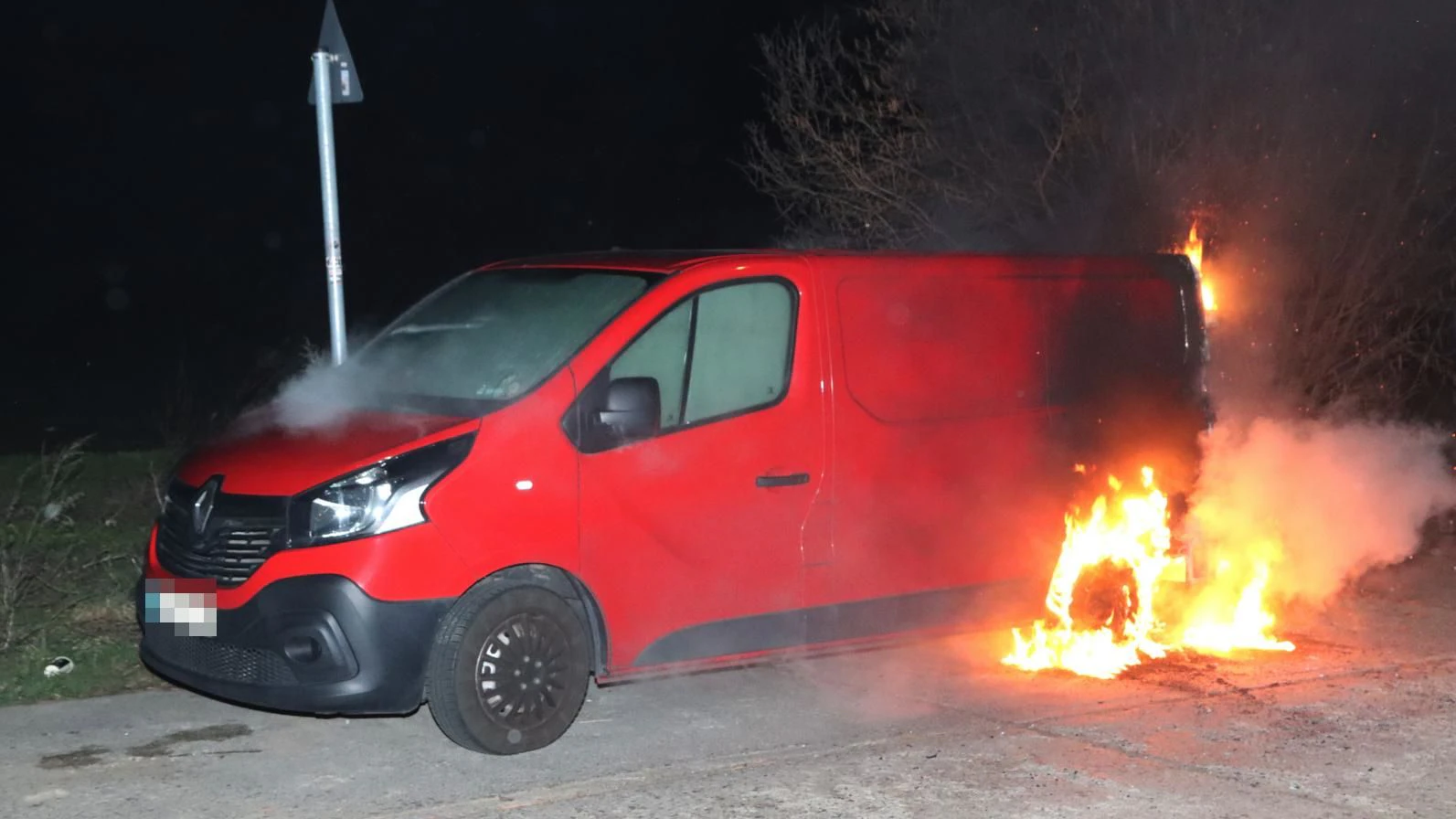 Transporter brennt in Altglienicke.
