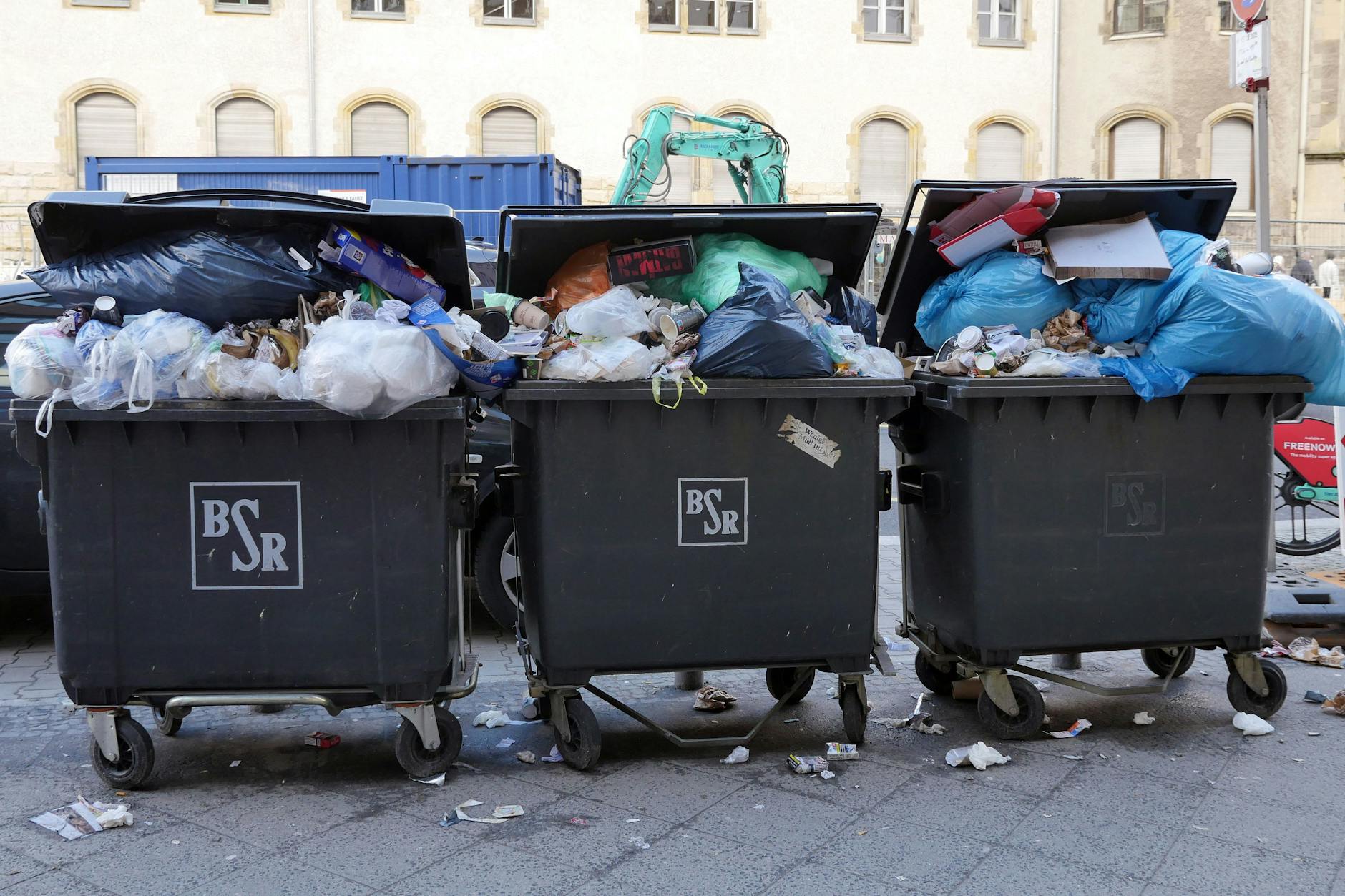 Beim vorangegangenen Warnstreik am 11. März quollen bereits die Müllcontainer in Berlin über.