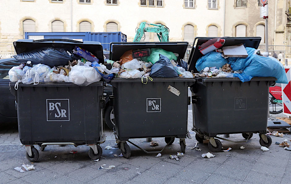 Beim vorangegangenen Warnstreik am 11. März quollen bereits die Müllcontainer in Berlin über.