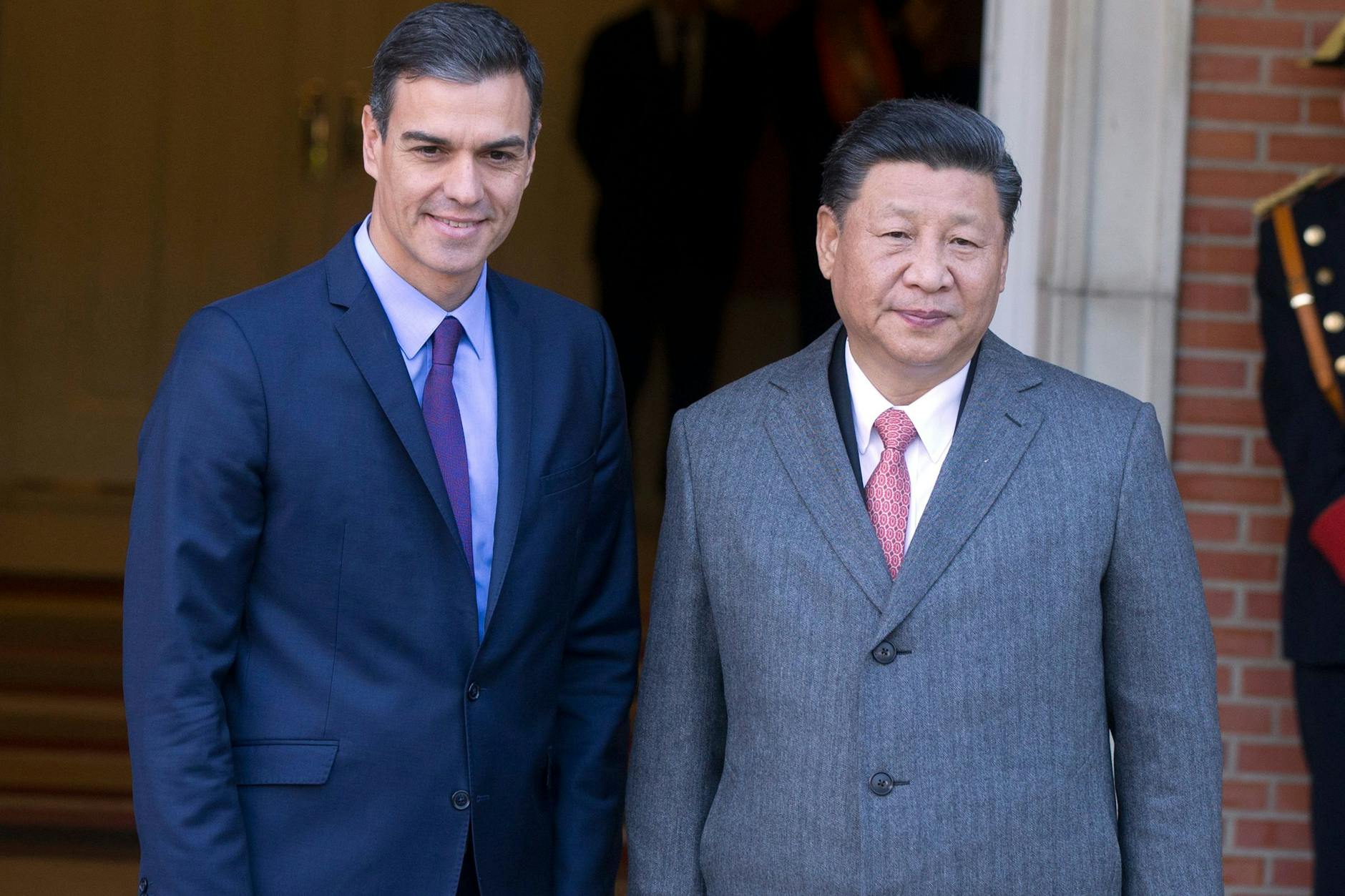 El presidente del Gobierno español, Pedro Sánchez, con el presidente chino, Xi Jinping.