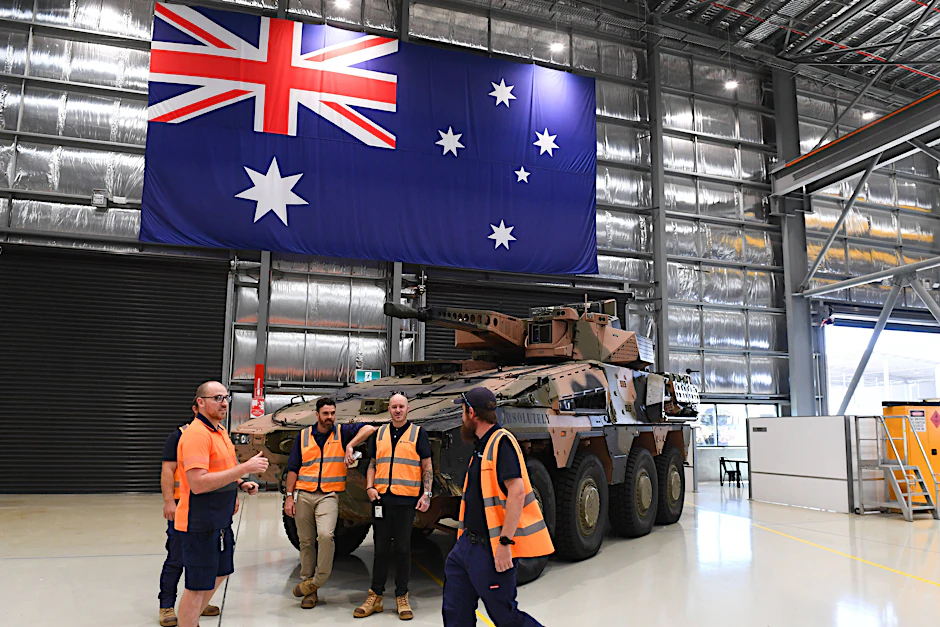 Produktionsstätte des Rüstungsunternehmens Rheinmetall im australischen Redbank. Arbeiter vor einem Model des „Schweren Waffenträger Infanterie“.