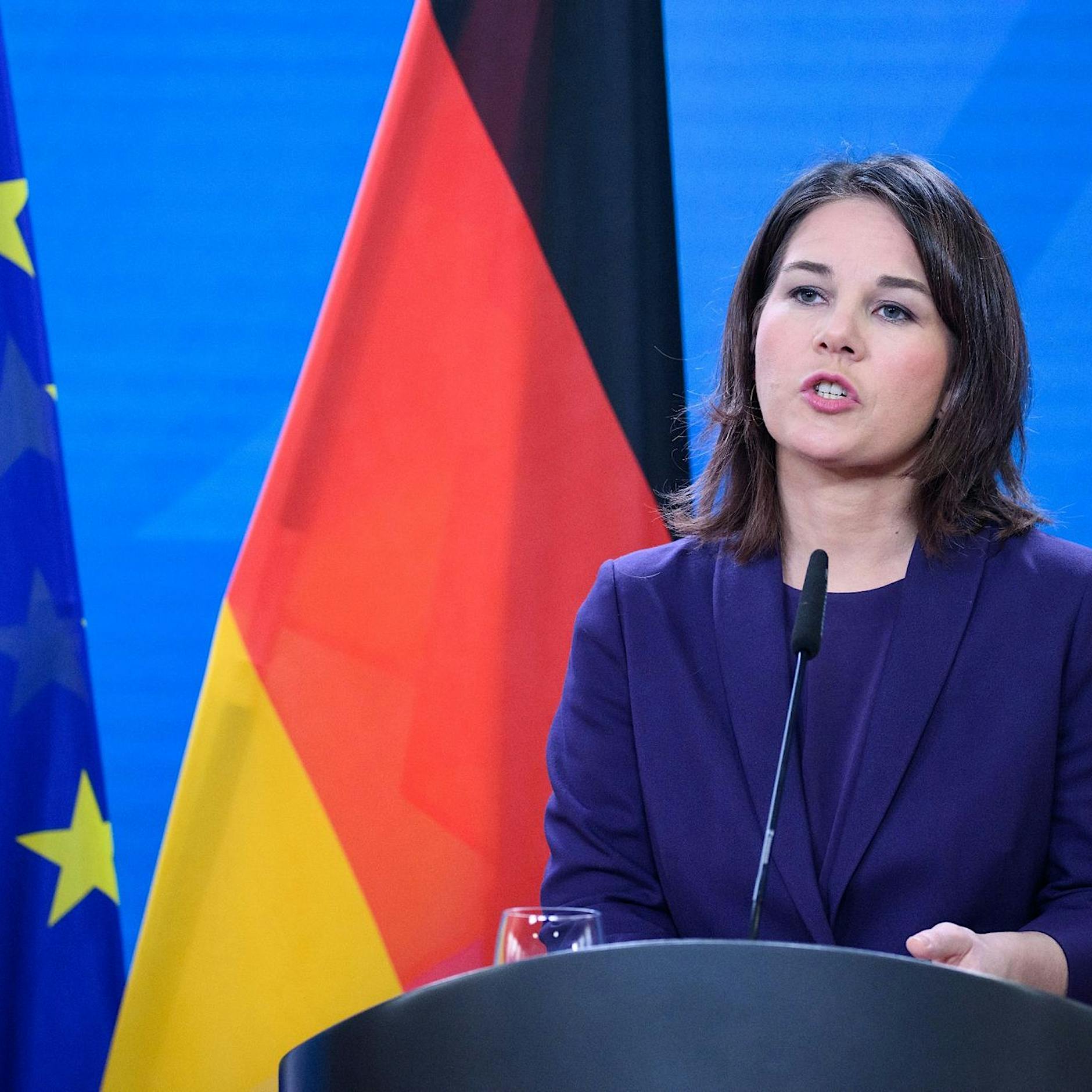 Trotz Drohungen: Baerbock spricht sich für Haftbefehl gegen Putin aus