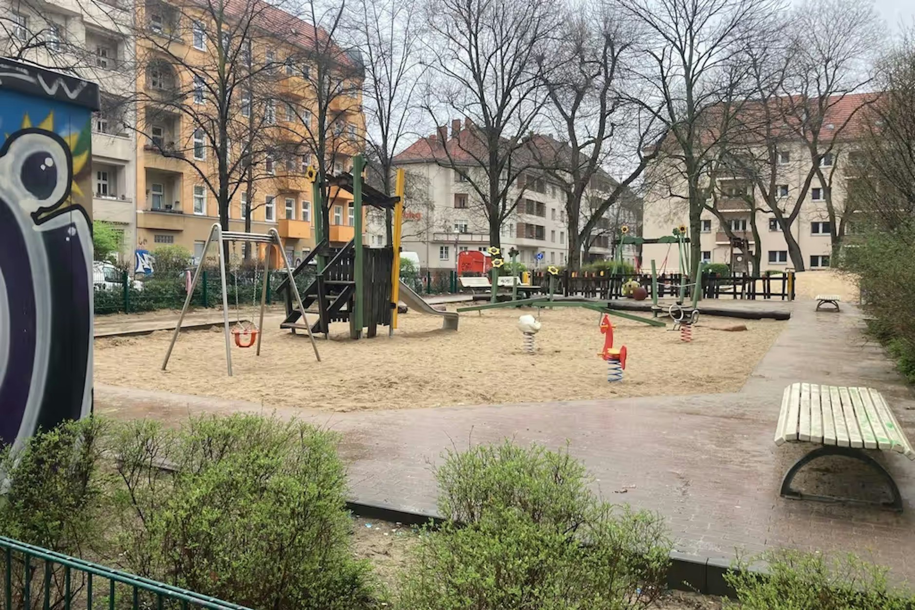 Der Kinderspielplatz an der Nogat-, Ecke Ilsestraße ist beliebt – bei Kindern und nun wohl auch bei Dealern. Auch die Kinder zweier benachbarter Kitas kommen hierher.