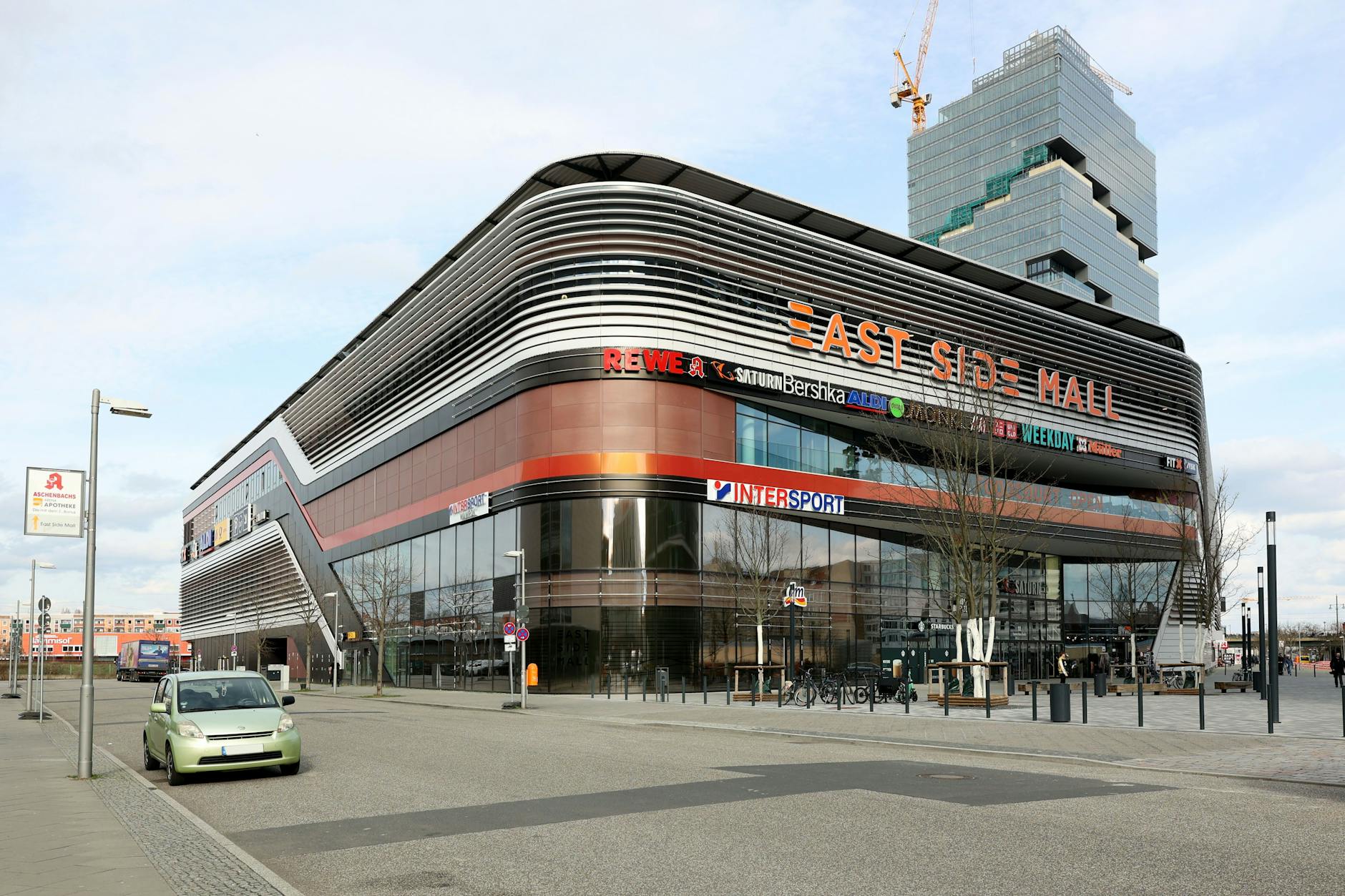 Die East Side Mall sei ein „nach außen abgeschotteter Betonriegel im Ufo-Stil ohne Gesicht in einer klinisch toten Gegend“, ätzte die Zitty. Wir sagen: stimmt!