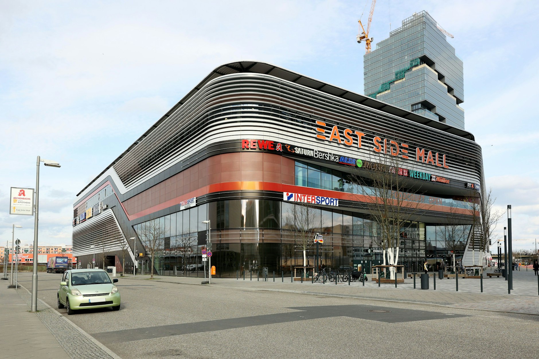 Die East Side Mall sei ein „nach außen abgeschotteter Betonriegel im Ufo-Stil ohne Gesicht in einer klinisch toten Gegend“, ätzte die Zitty. Wir sagen: stimmt!