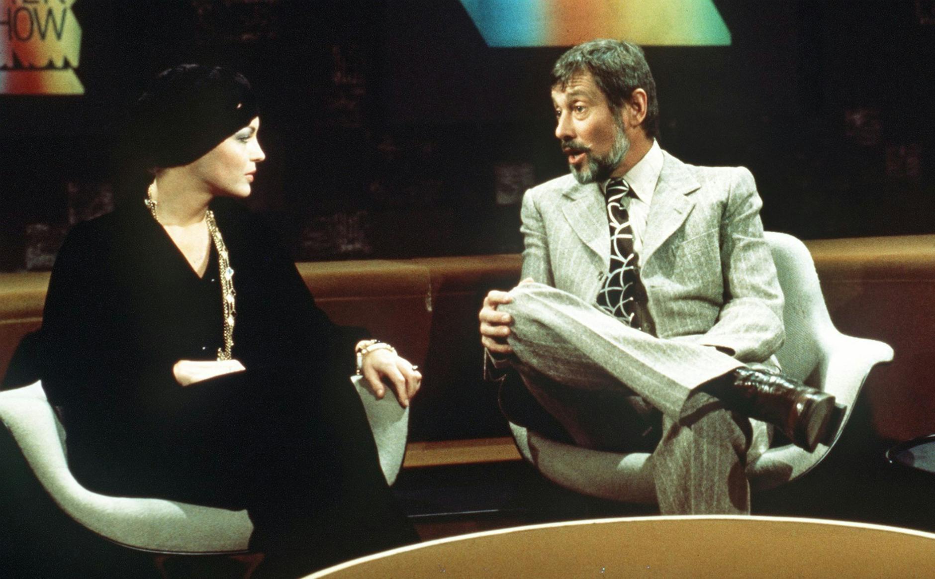 ARCHIV - Der Moderator Dietmar Schönherr mit Romy Schneider während der Talkshow «Je später der Abend» am 30. Oktober 1974.