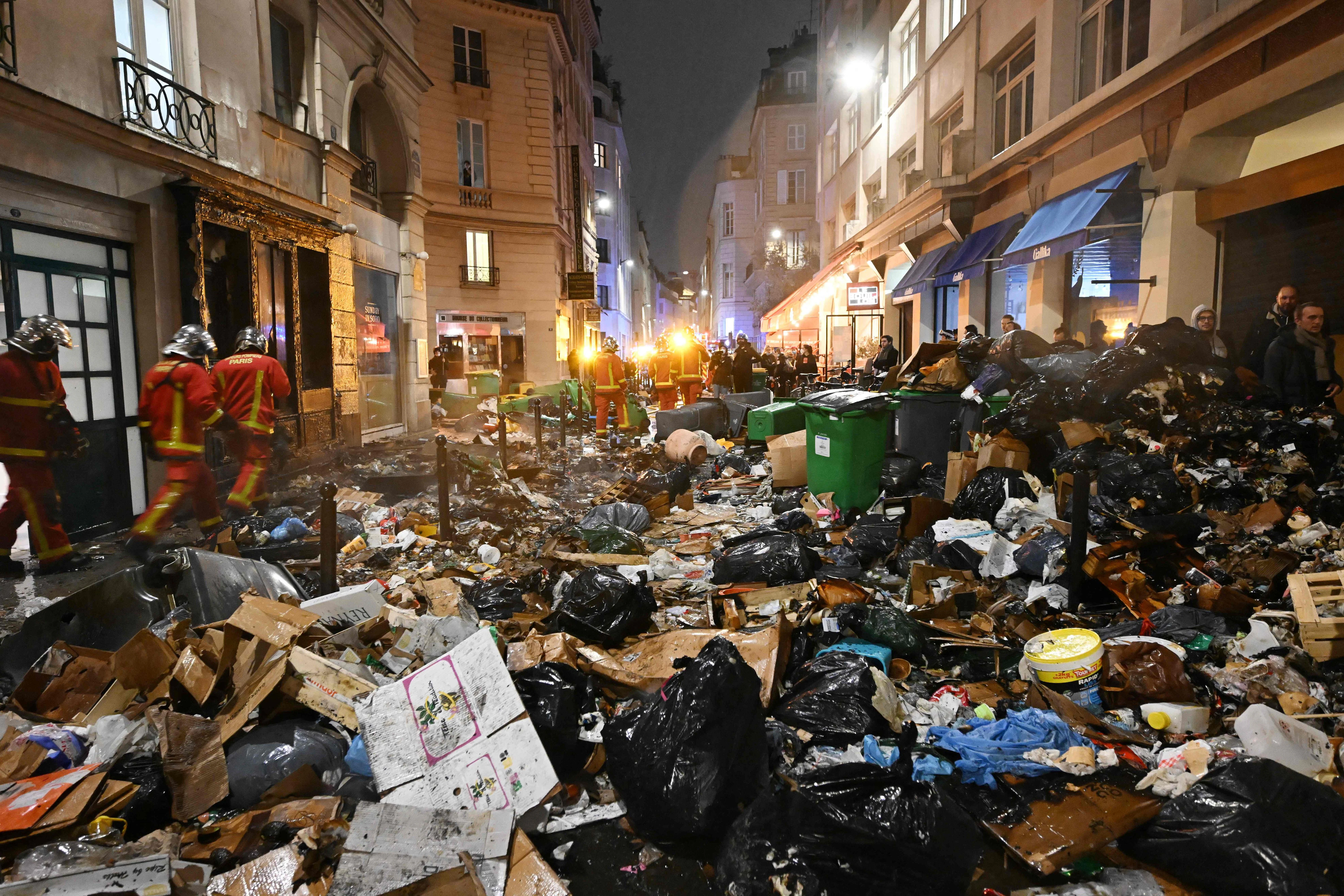 Die Straßen in Paris sind voller Müll; Seit dem 6. März streikt die Müllabfuhr.