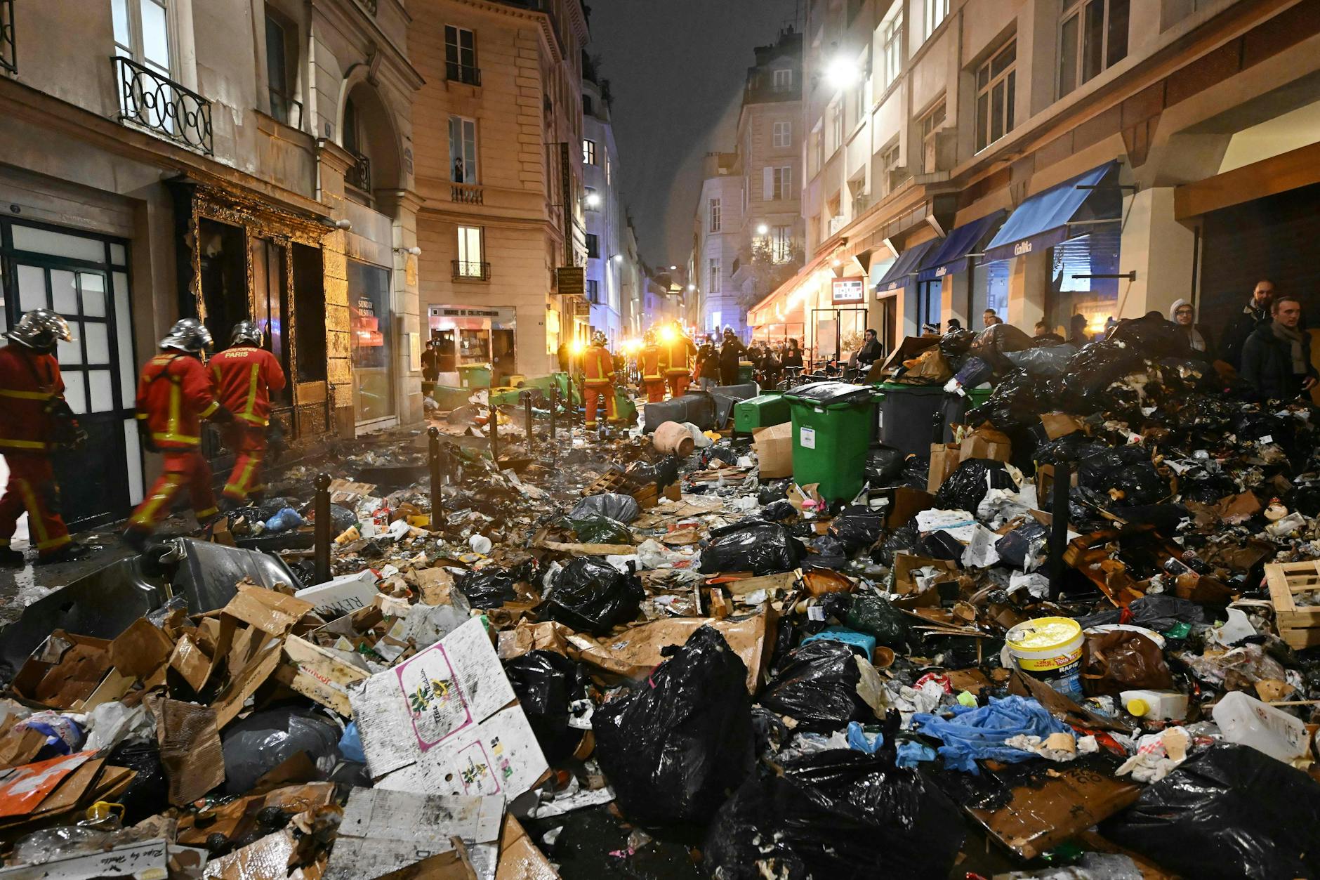 Die Straßen in Paris sind voller Müll; Seit dem 6. März streikt die Müllabfuhr.