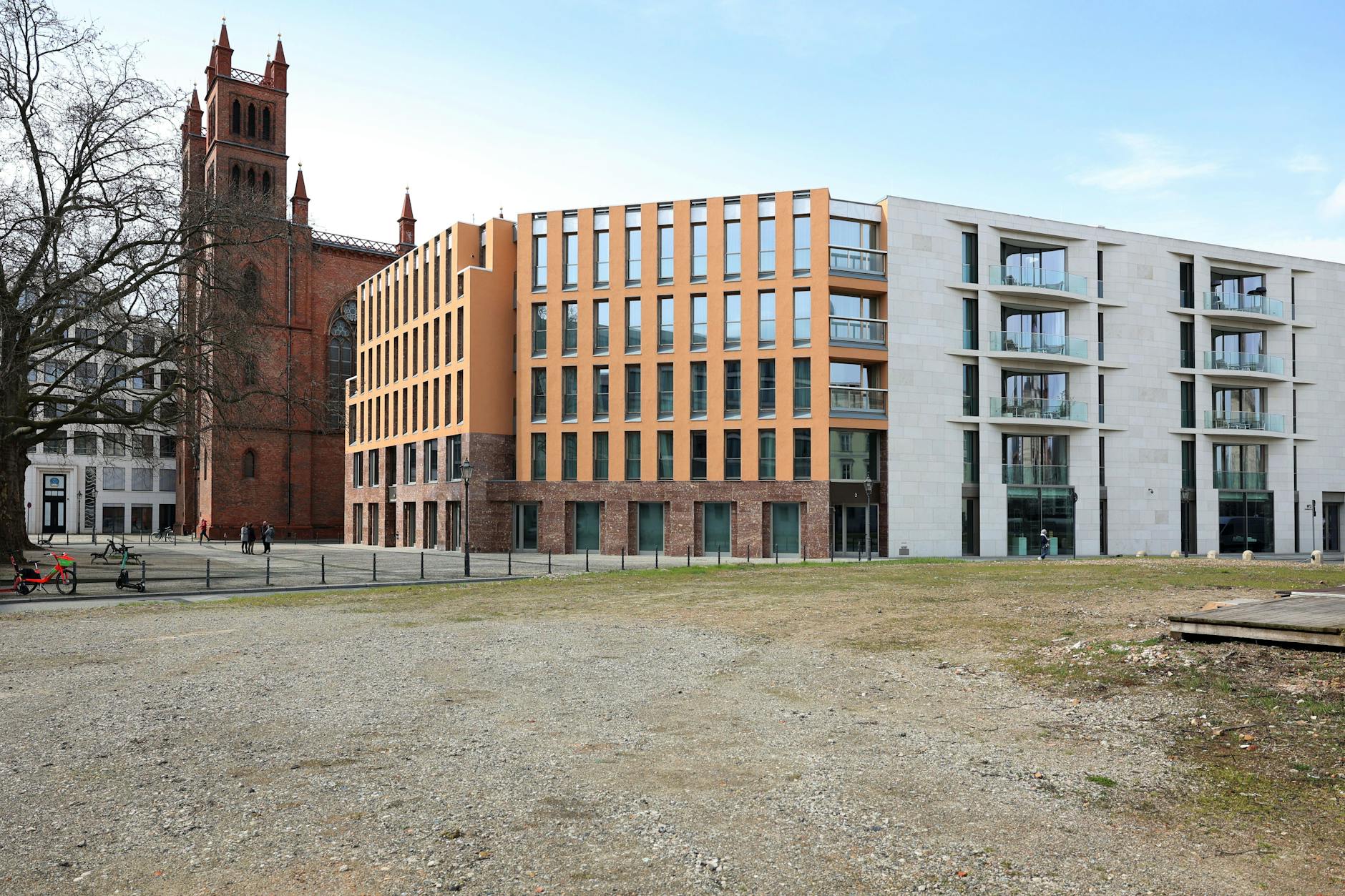 In der Mitte die Friedrichswerdersche Kirche, erbaut im Stil der Neogotik von Karl Friedrich Schinkel zwischen 1824 und 1831. Drumherum: architektonische Zumutungen und Verfehlungen der Gegenwart.