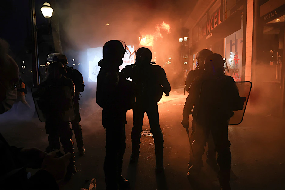 Paris: Die Bereitschaftspolizei liefert sich Auseinandersetzungen mit Demonstranten während einer Kundgebung.