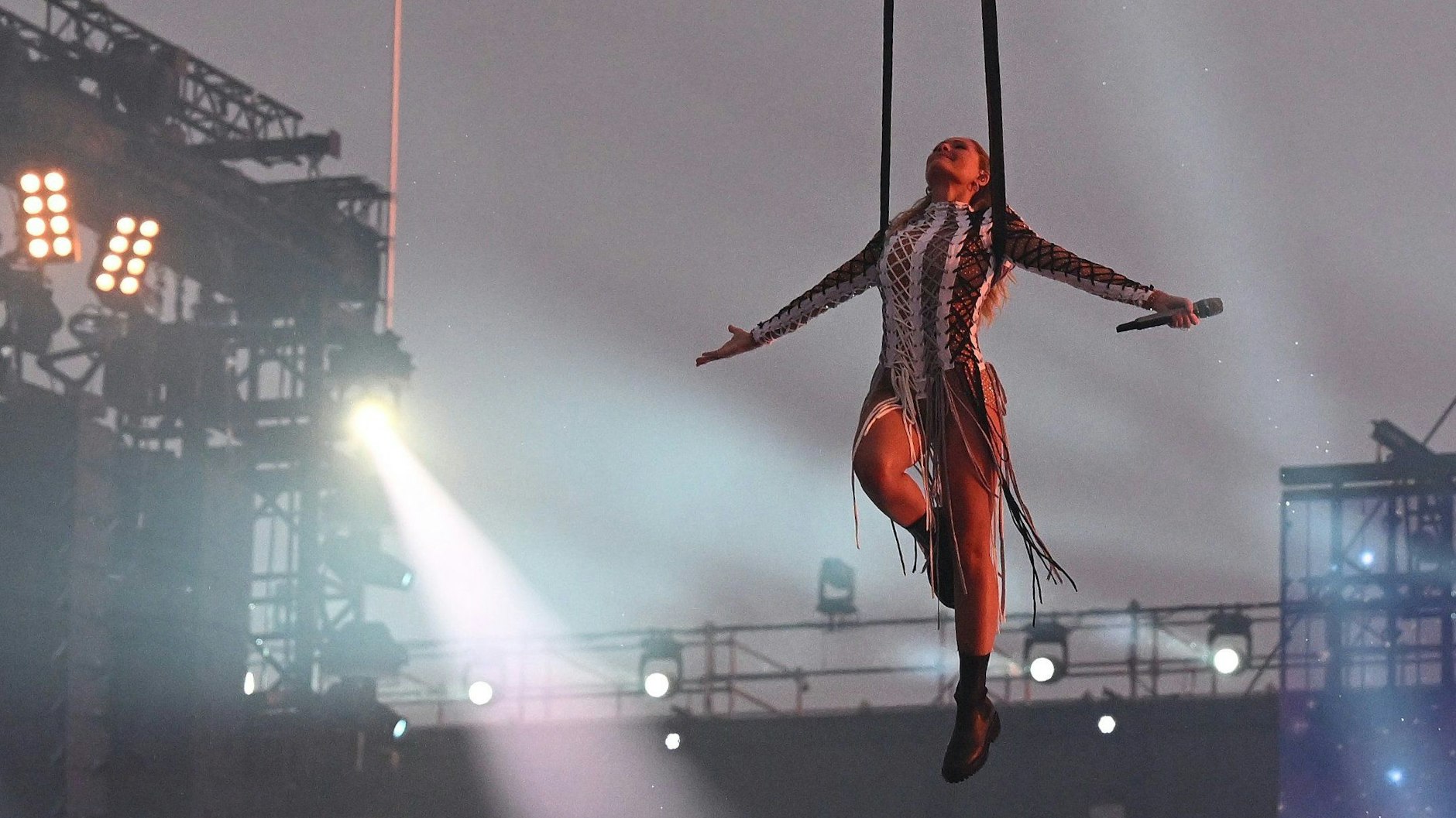 Die Shows von Helene Fischer werden immer spektakulärer - bei einer Probe zog sie sich nun einen Rippen-Bruch zu.