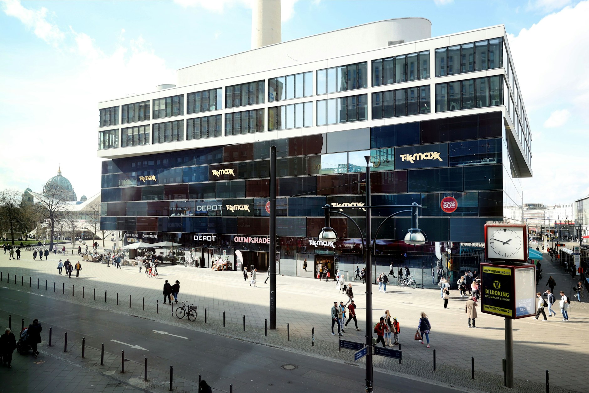 Ein Würfel ist gelandet: Das Shoppingerlebnis bleibt rund um den Alex eher zwiespältig, auch mit dem Alea 101.