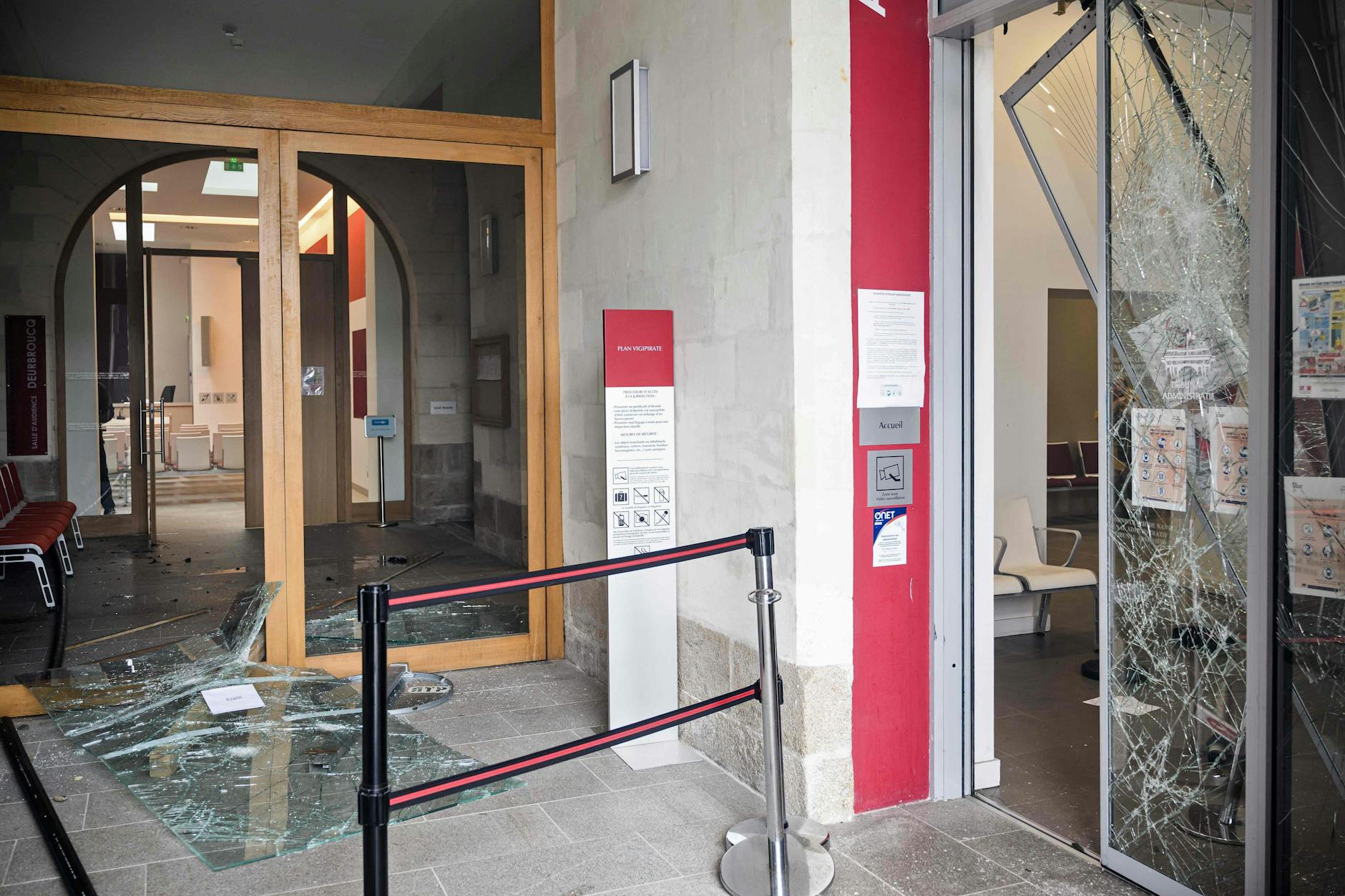 In Nantes drangen Demonstrierende in das Verwaltungsgericht ein, sie verwüsteten den Empfang und zertrümmerten Scheiben und Türen.