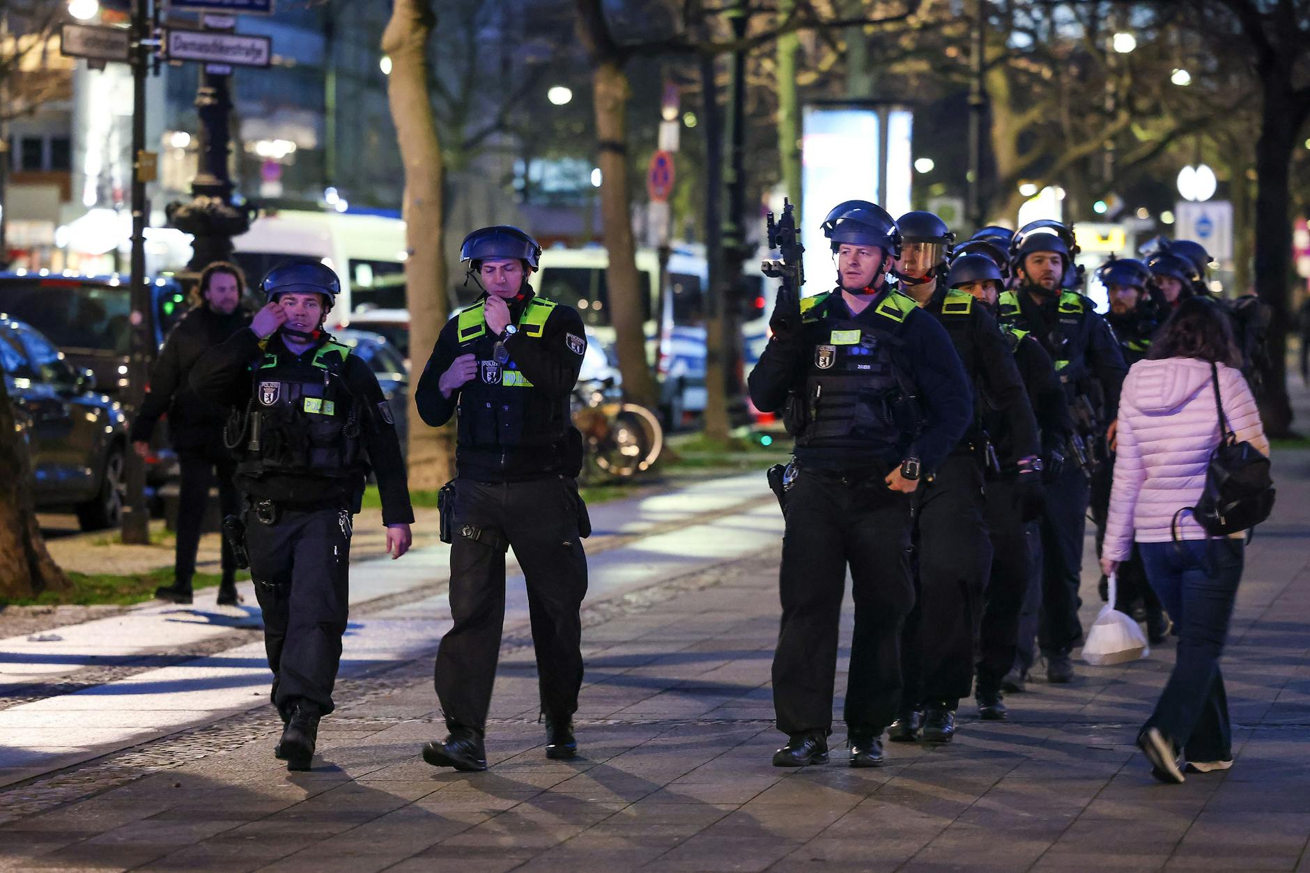  Polizei ist in Berlin-Charlottenburg im Einsatz. Bei Schüssen in der Dahlmannstraße sind mindestens zwei Menschen verletzt worden. Wie die Polizei bei Twitter mitteilte, kamen die Verletzten ins Krankenhaus. Ein oder mehrere Verdächtige sollen geflüchtet sein. Die Polizei war mit einem Großaufgebot vor Ort. 