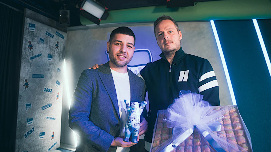 BAK-Präsident Ebubekir Han (l.) und Hertha-Präsident Kay Bernstein mit Buddy-Bär und Baklava bei der Verabredung zum Benefizspiel.