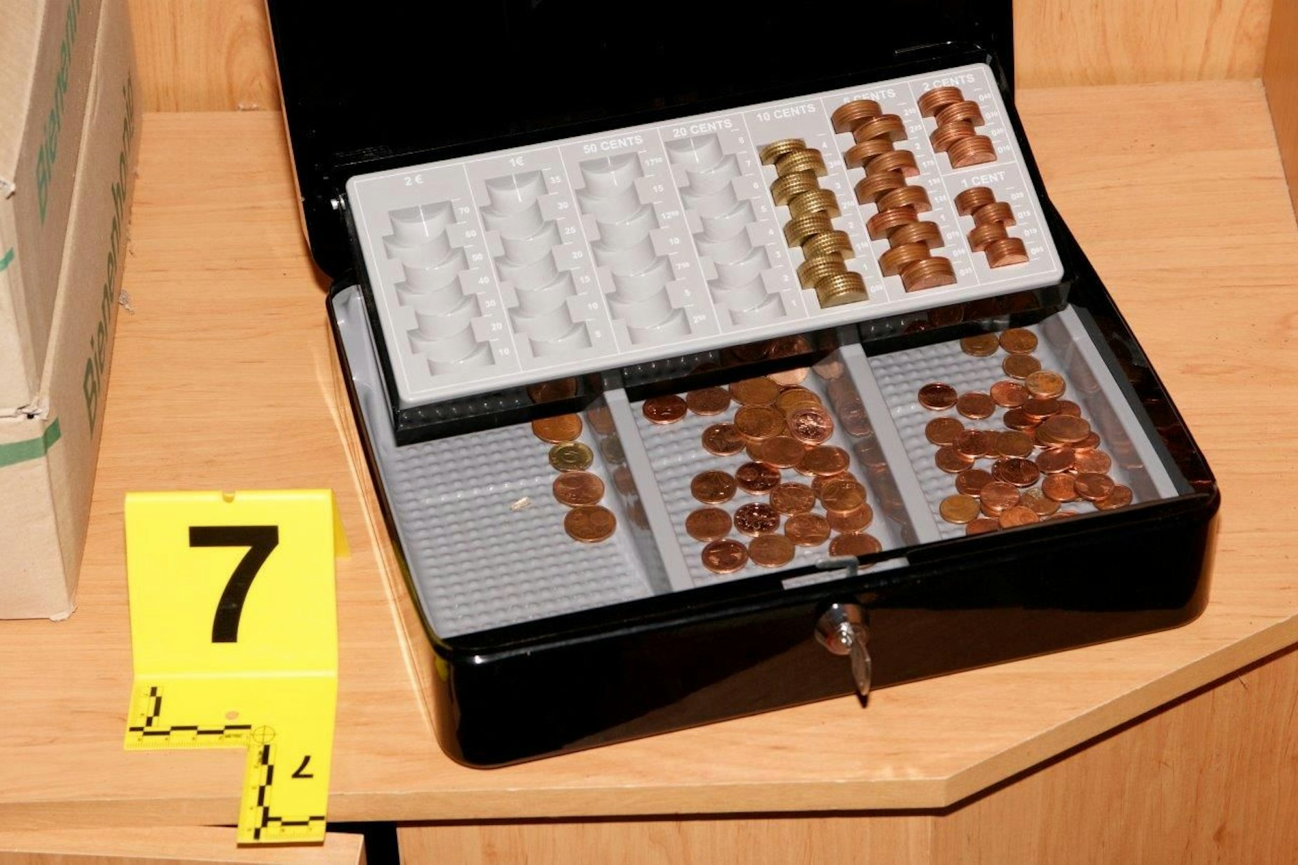 Die Täter ließen in der Honigkasse lediglich die Centmünzen zurück.