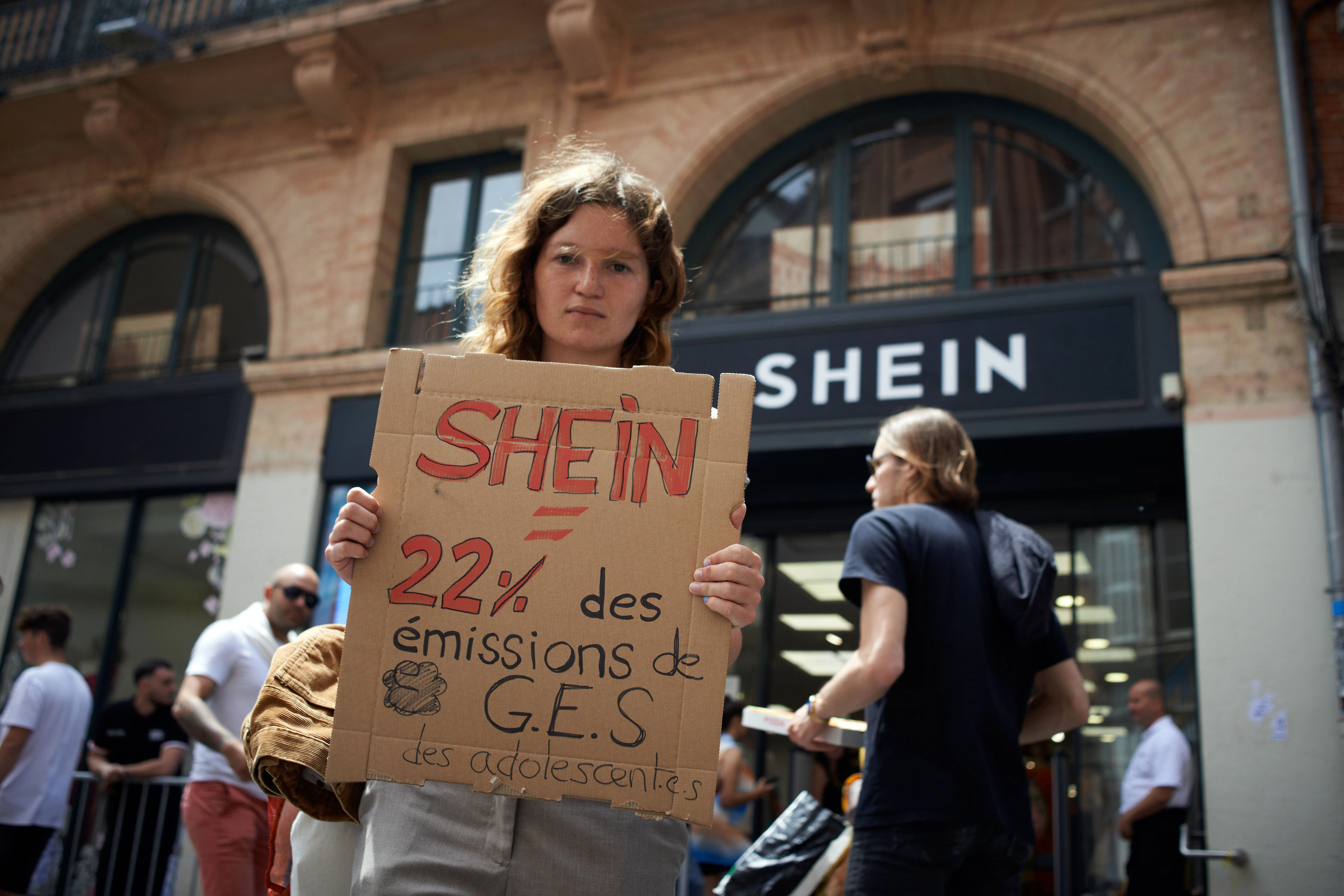 Keine Fans von Massenware: Beim Pop-Up im französischen Toulouse protestiert 2022 die Gruppe Extinction Rebellion.