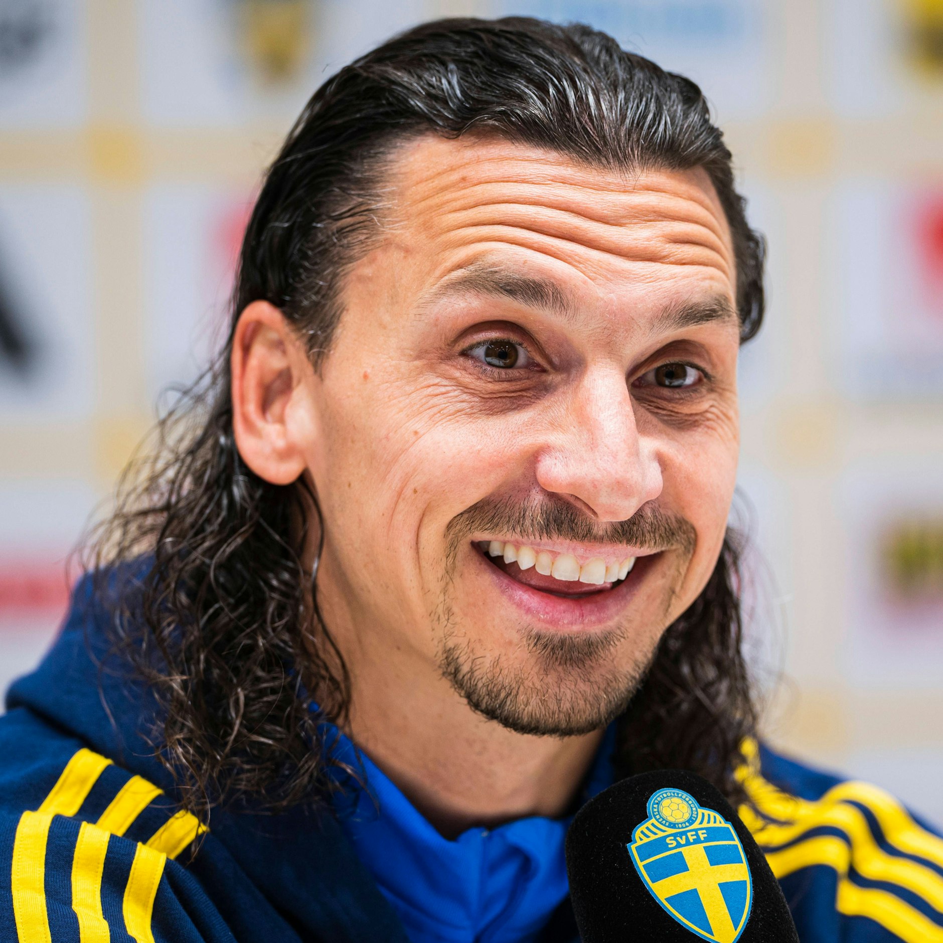 Schwedens Zlatan Ibrahimovic kann wieder lachen und seine Sprüche klopfen.