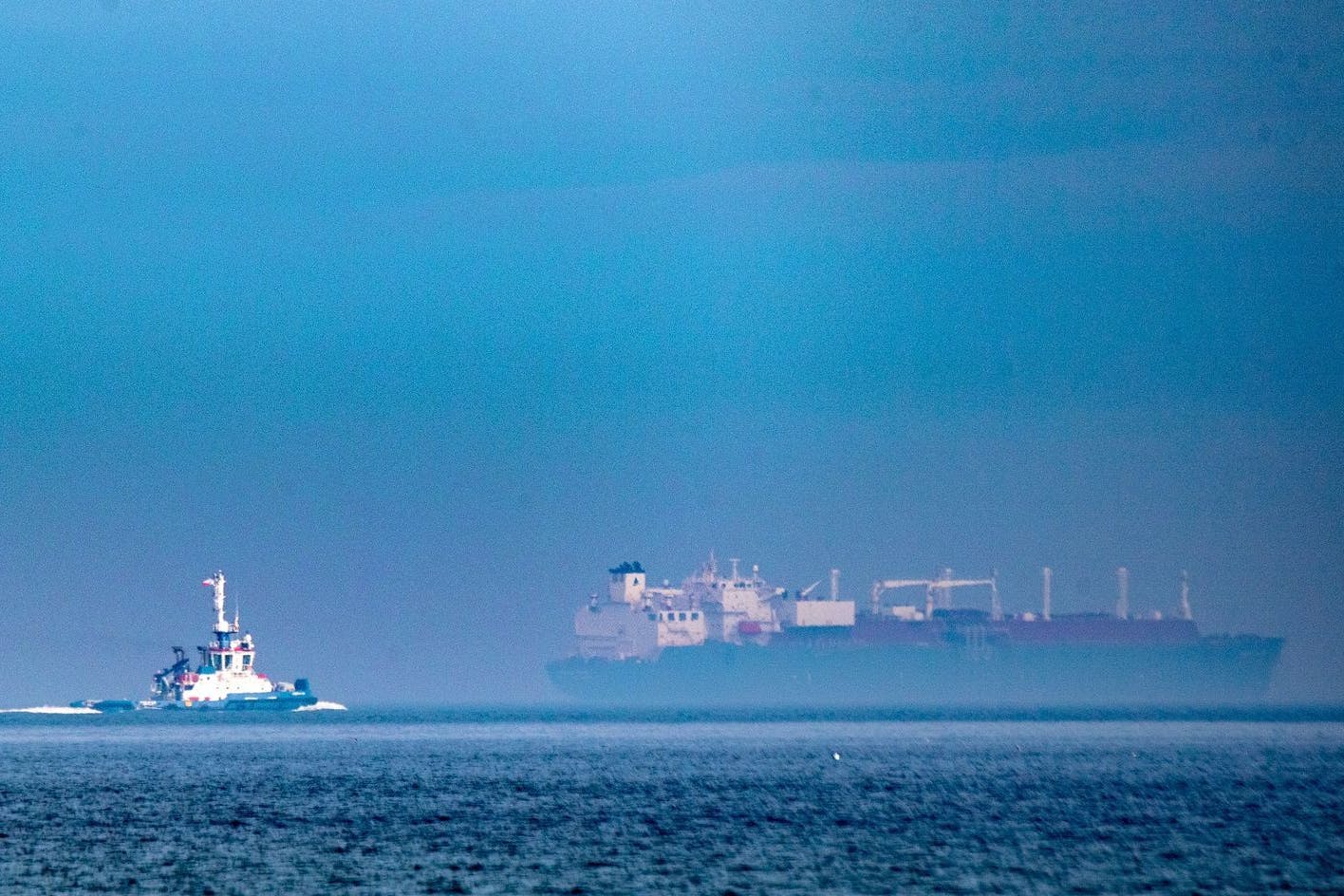 Offshore-Arbeitsplattform und LNG-Tanker vor dem Ostseebad Sellin