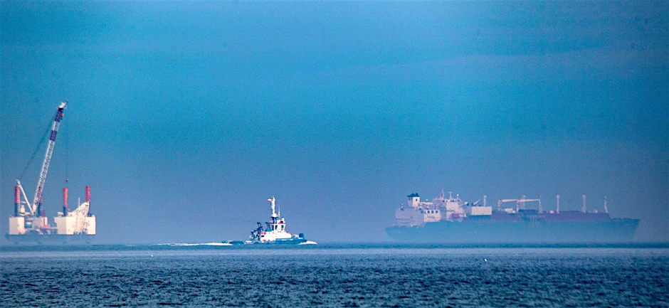 Offshore-Arbeitsplattform und LNG-Tanker vor dem Ostseebad Sellin