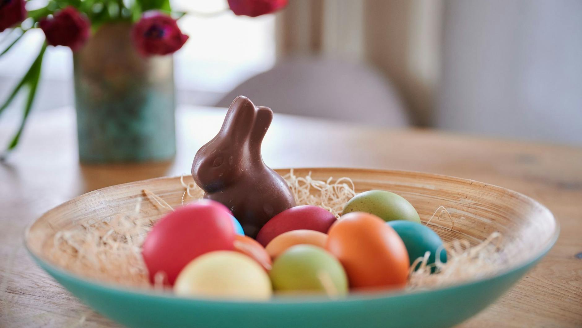 Selbst gefärbte Eier von glücklichen Hühnern. Gerade zu Ostern sollte man sich das gönnen und nicht auf fertige bunte Eier im Supermarkt zurück greifen. 