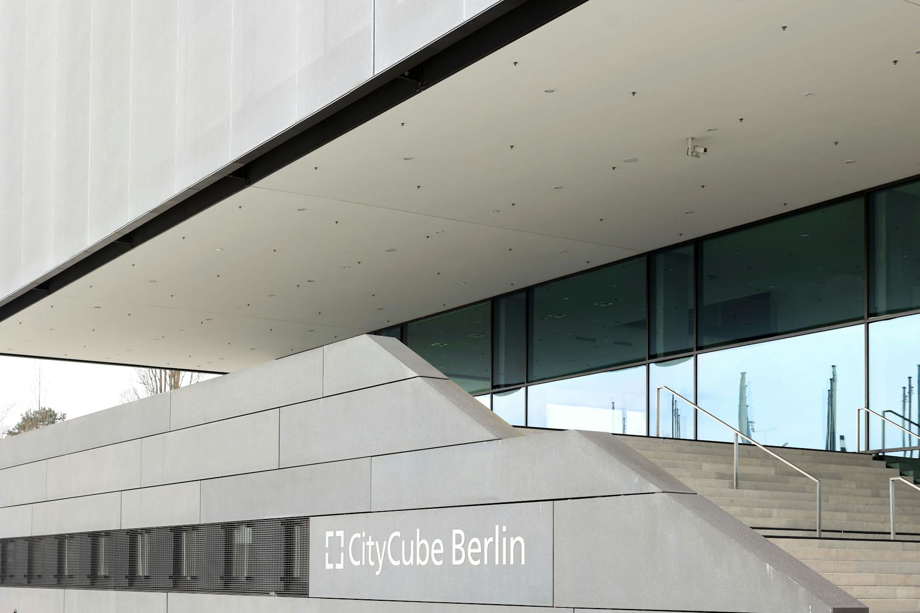 Grau, eintönig, einfallslos: der CityCube, der nicht mal ein richtiger Würfel ist.