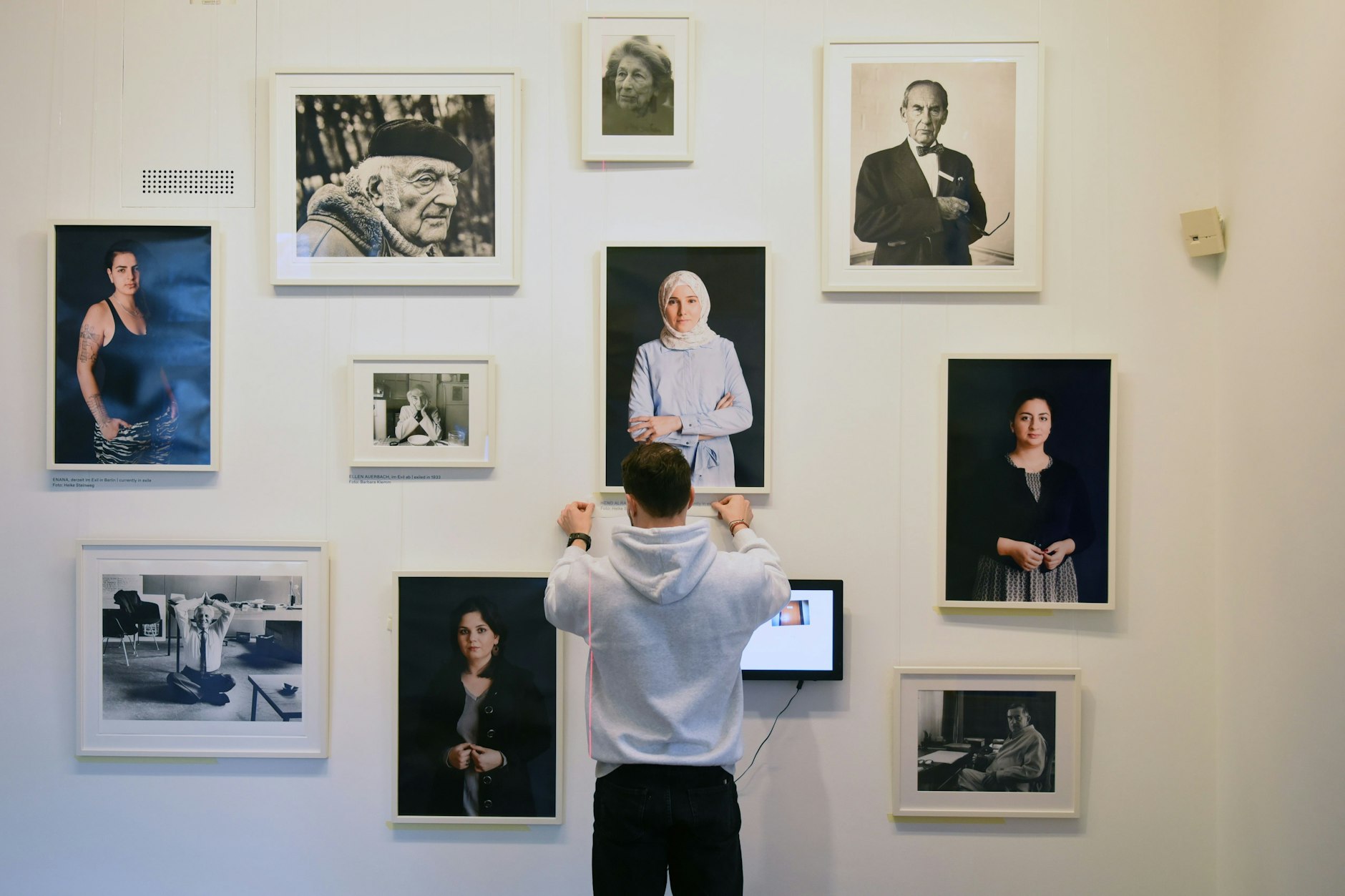 Aus Deutschland ins Exil gegangene und nach Deutschland gekommene Menschen vereint diese Wand mit Porträts, zum Beispiel von Stefan Heym (2.v.l. oben).