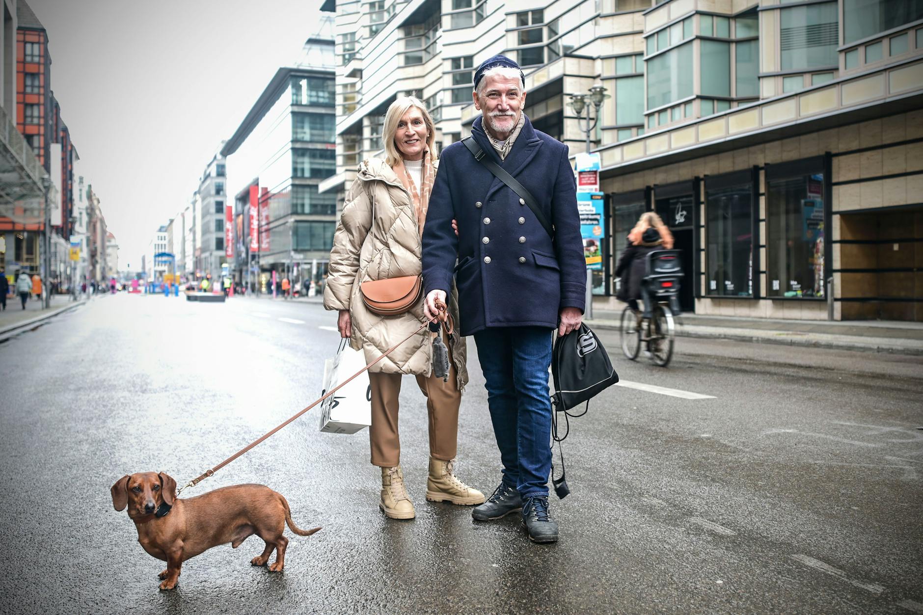 Spaziergang auf der Friedrichstraße: Sylvia und Werner Lensinger mit Hund Horst.