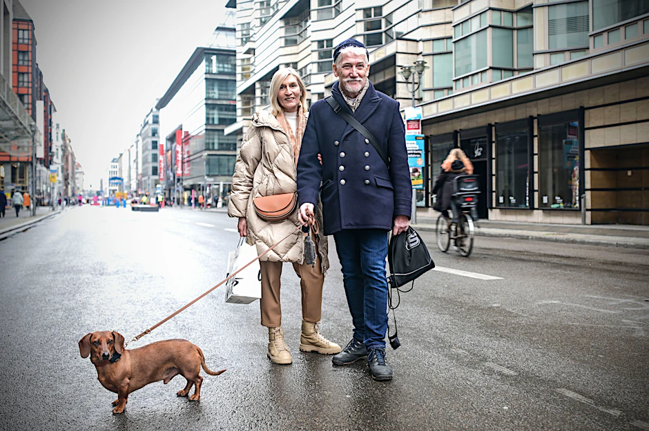 Spaziergang auf der Friedrichstraße: Sylvia und Werner Lensinger mit Hund Horst.