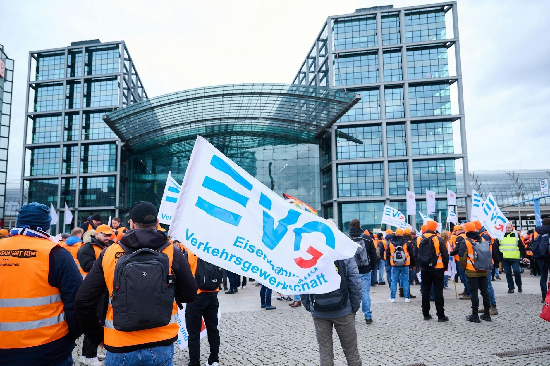 Demonstrantinnen und Demonstranten der Gewerkschaft EVG vor dem Berliner Hauptbahnhof.