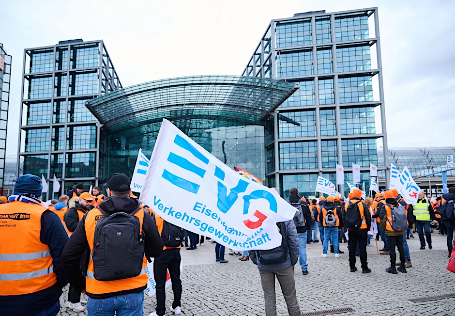 Demonstrantinnen und Demonstranten der Gewerkschaft EVG vor dem Berliner Hauptbahnhof.