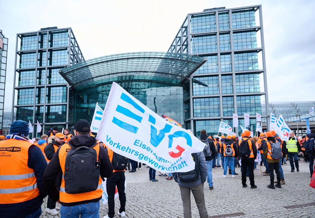 Großstreik am Montag: Bahn stellt Fernverkehr komplett ein