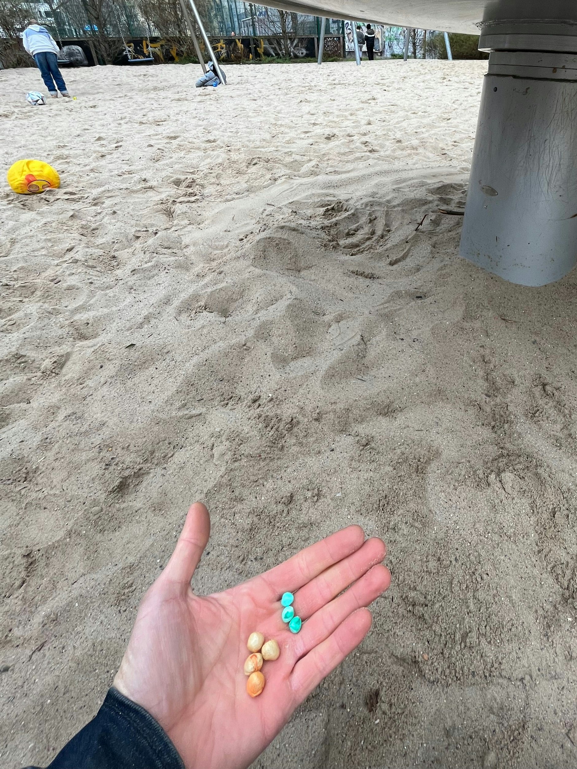 Diese Heroin-Kügelchen entdeckten Kinder auf einem Spielplatz in Neukölln. Die Drogen wurden von der Polizei sichergestellt.