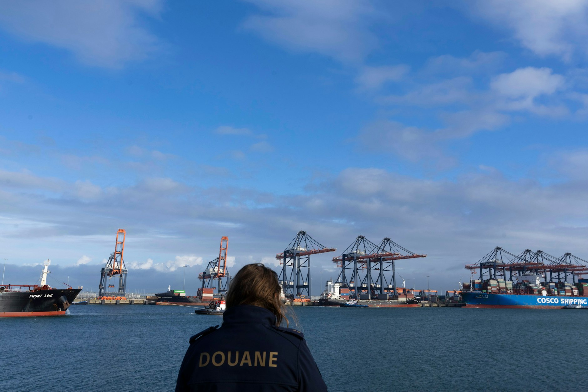 Im Hafen von Rotterdamm: Niederländische Zollbeamte&nbsp; beim Entladen von Containern am Containerterminal Maasvlakte. Die Niederlande und Belgien wollen im Kampf gegen den Drogenschmuggel enger zusammenarbeiten. Antwerpen und&nbsp;Rotterdam sind die größten Einfuhrhäfen von&nbsp;Kokain in Europa.&nbsp;