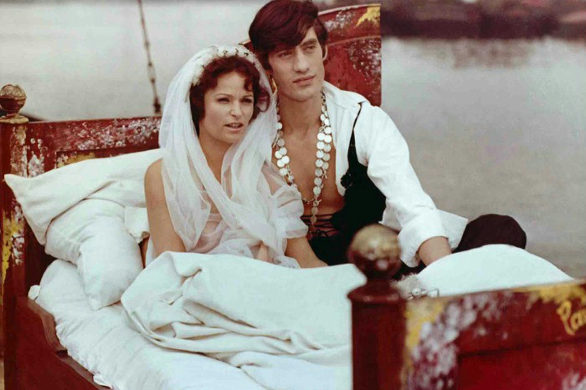 In einem Bett im Kahn über die Spree: Paula und Paul.