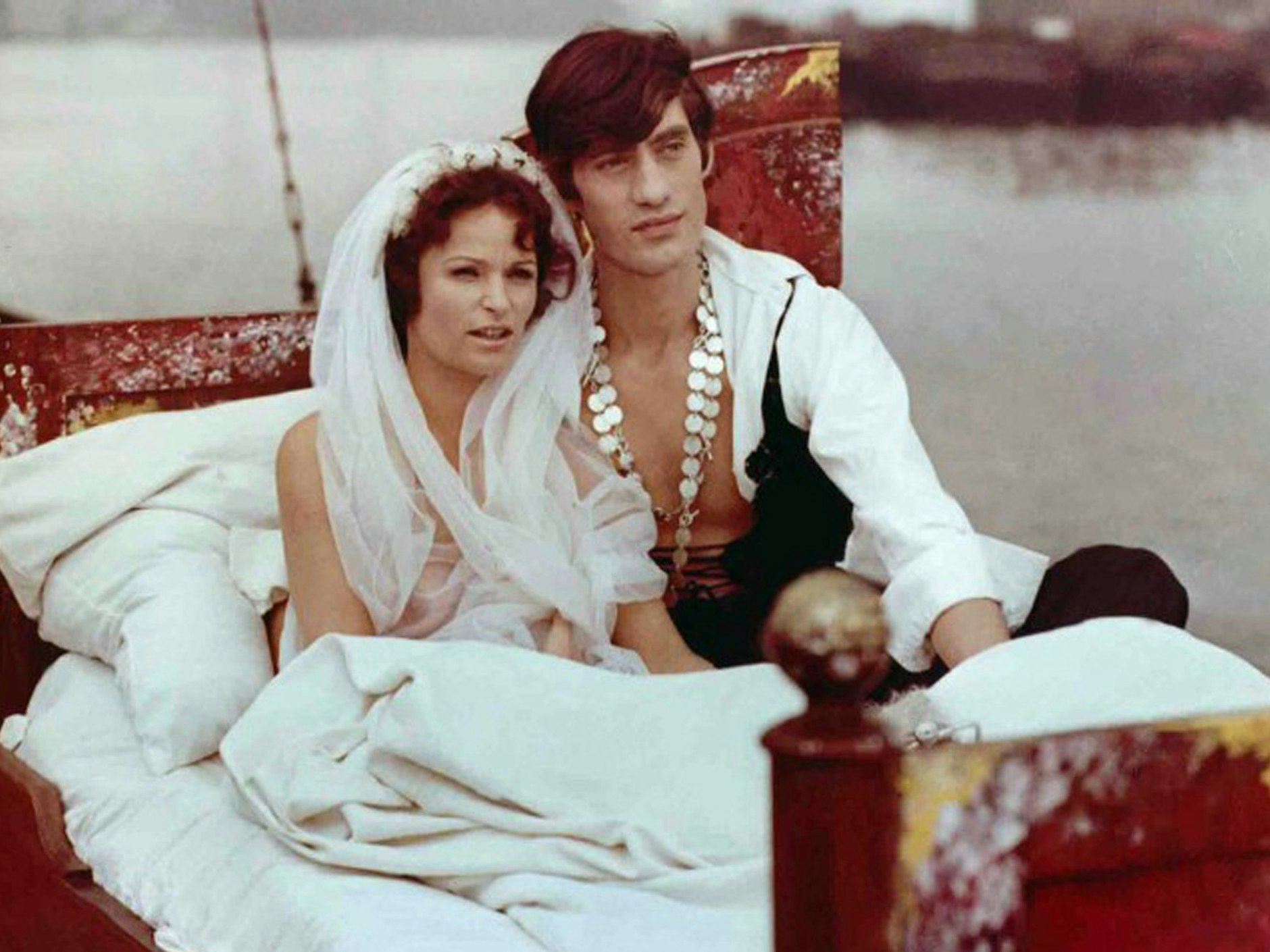 Szene aus dem Kultfilm „Die Legende von Paul und Paula“ mit Winfried Glatzeder und Angelica Domröse, zu dem die Puhdys zwei Hits beisteuerten. Im echten Leben hatte auch Dieter „Maschine“ Birr eine Geschichte mit einem Mädchen namens Paula erlebt.&nbsp;