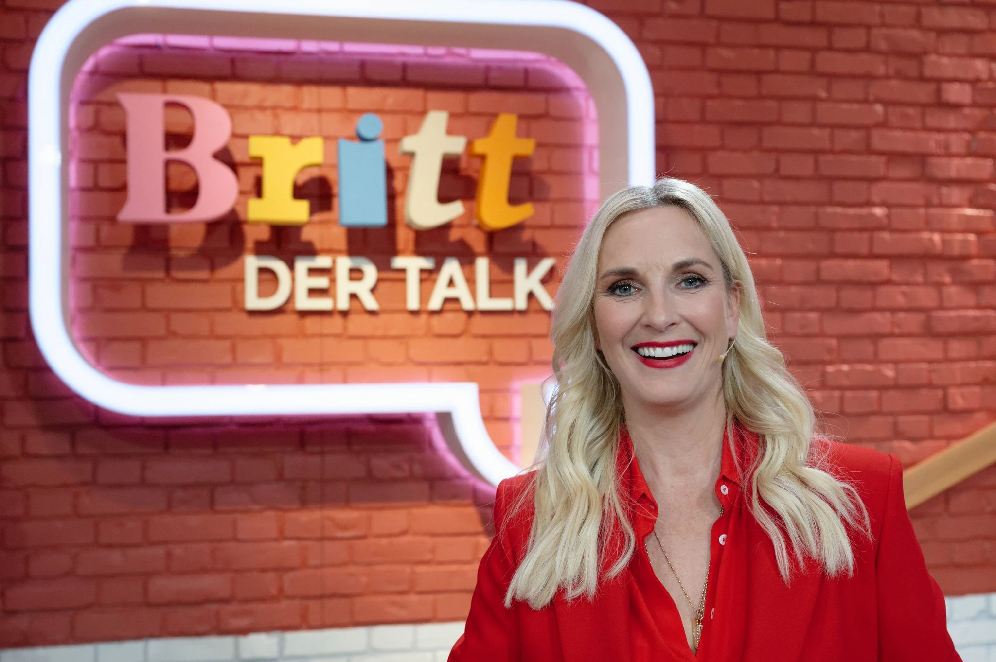 ARCHIV - Moderatorin Britt Hagedorn steht nach einer Aufzeichnung der Sat.1-Talkshow «Britt - Der Talk» im Studio.  