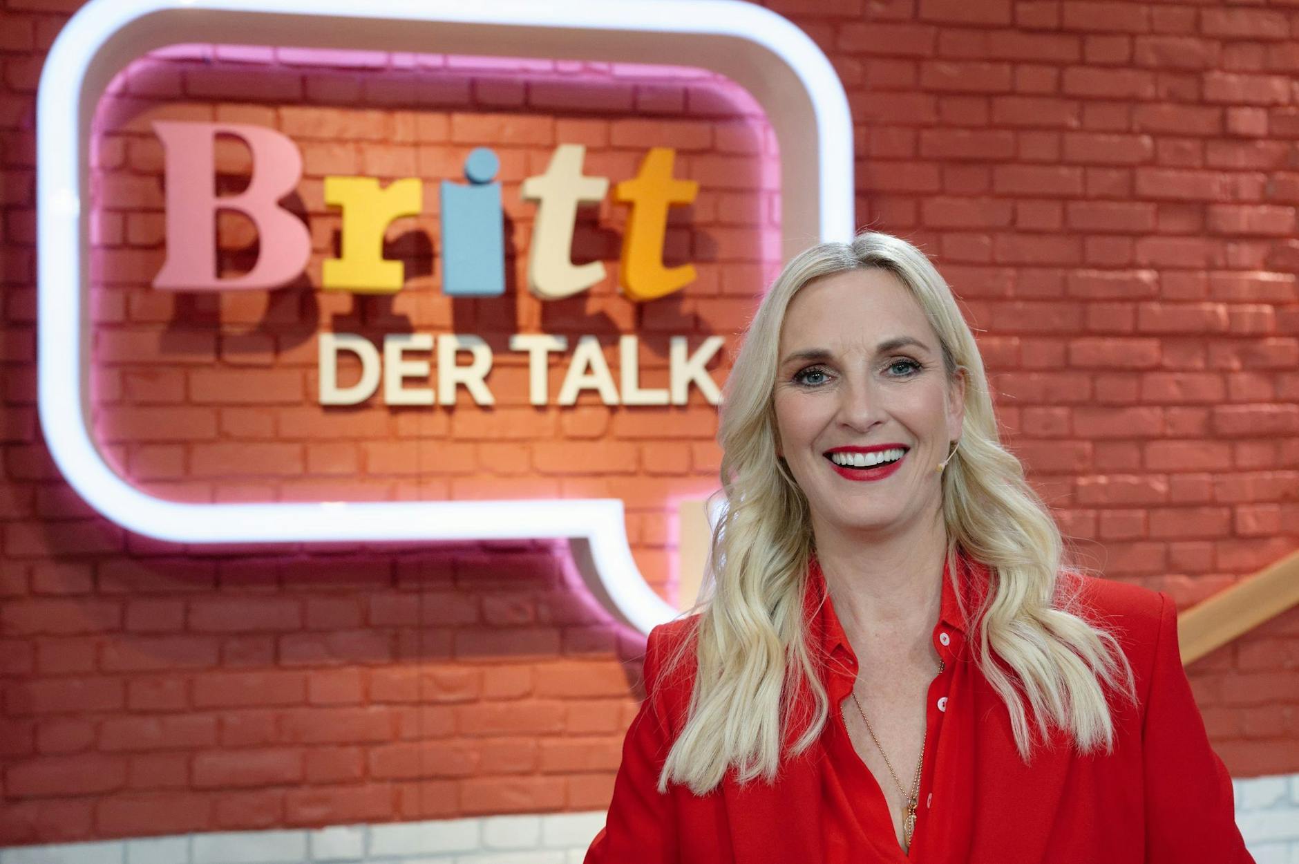 ARCHIV - Moderatorin Britt Hagedorn steht nach einer Aufzeichnung der Sat.1-Talkshow «Britt - Der Talk» im Studio.