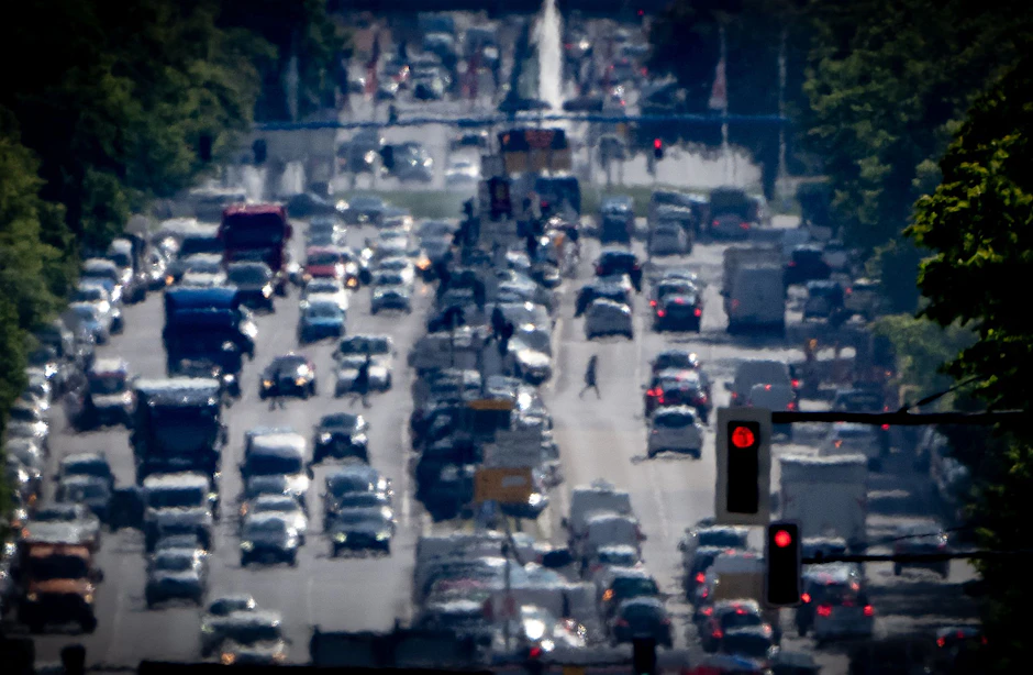 ARCHIV - Autos, LKW und Lieferfahrzeuge fahren auf dem Kaiserdamm in der Hauptstadt stadteinwärts.  