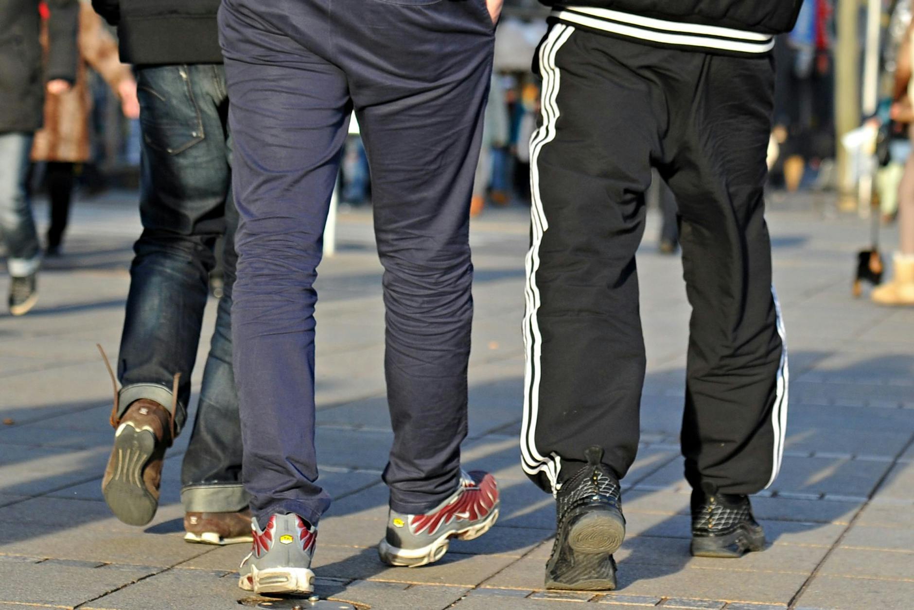 ARCHIV - Jogginghosen sind an einer Schule in Wermelskirchen verboten. Neuerdings werden Schüler damit sogar nach Hause geschickt.