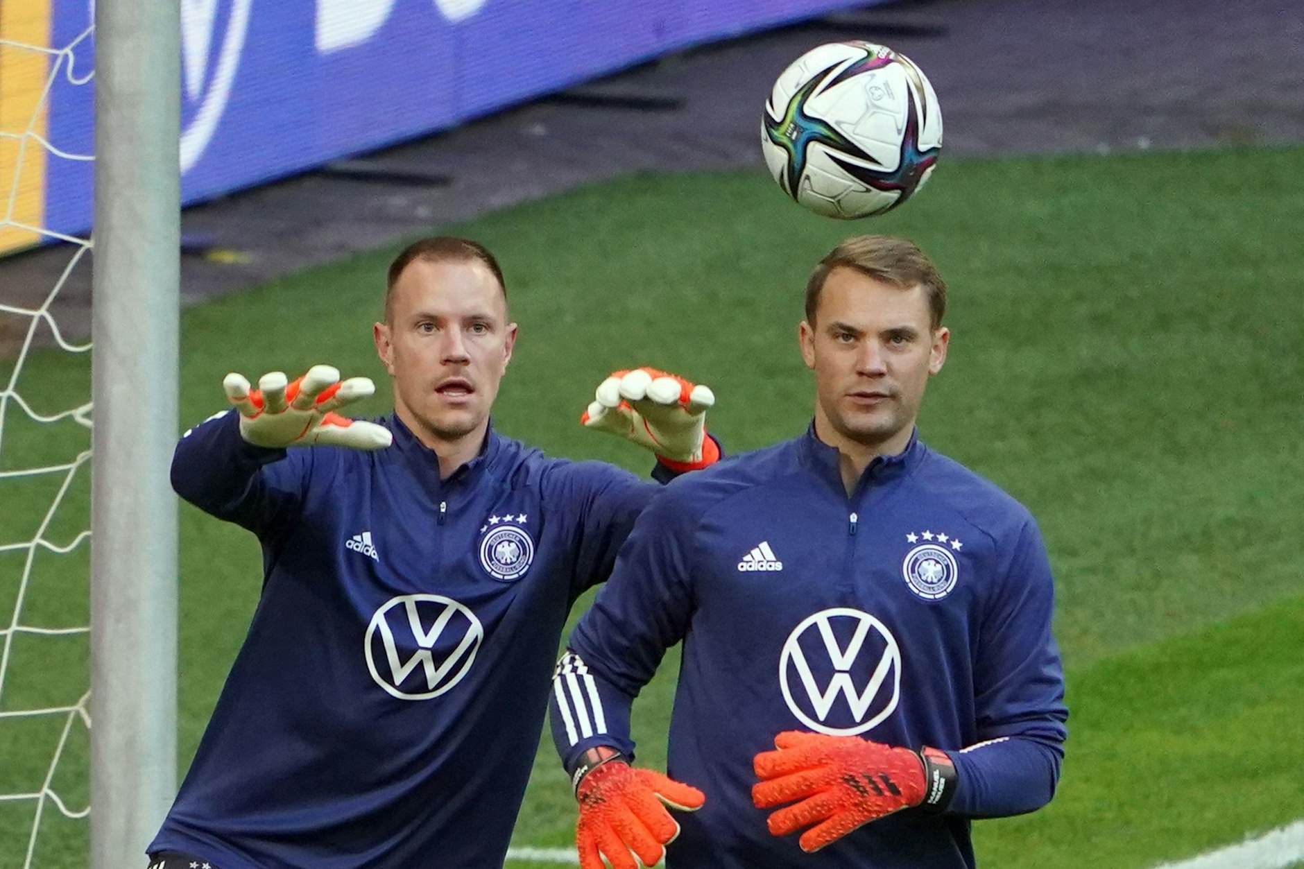 Torhüter Marc-Andre ter Stegen (l.) war bei der Nationalelf jahrelang nur der Schattenmann von Manuel Neuer. Damit ist jetzt Schluss.