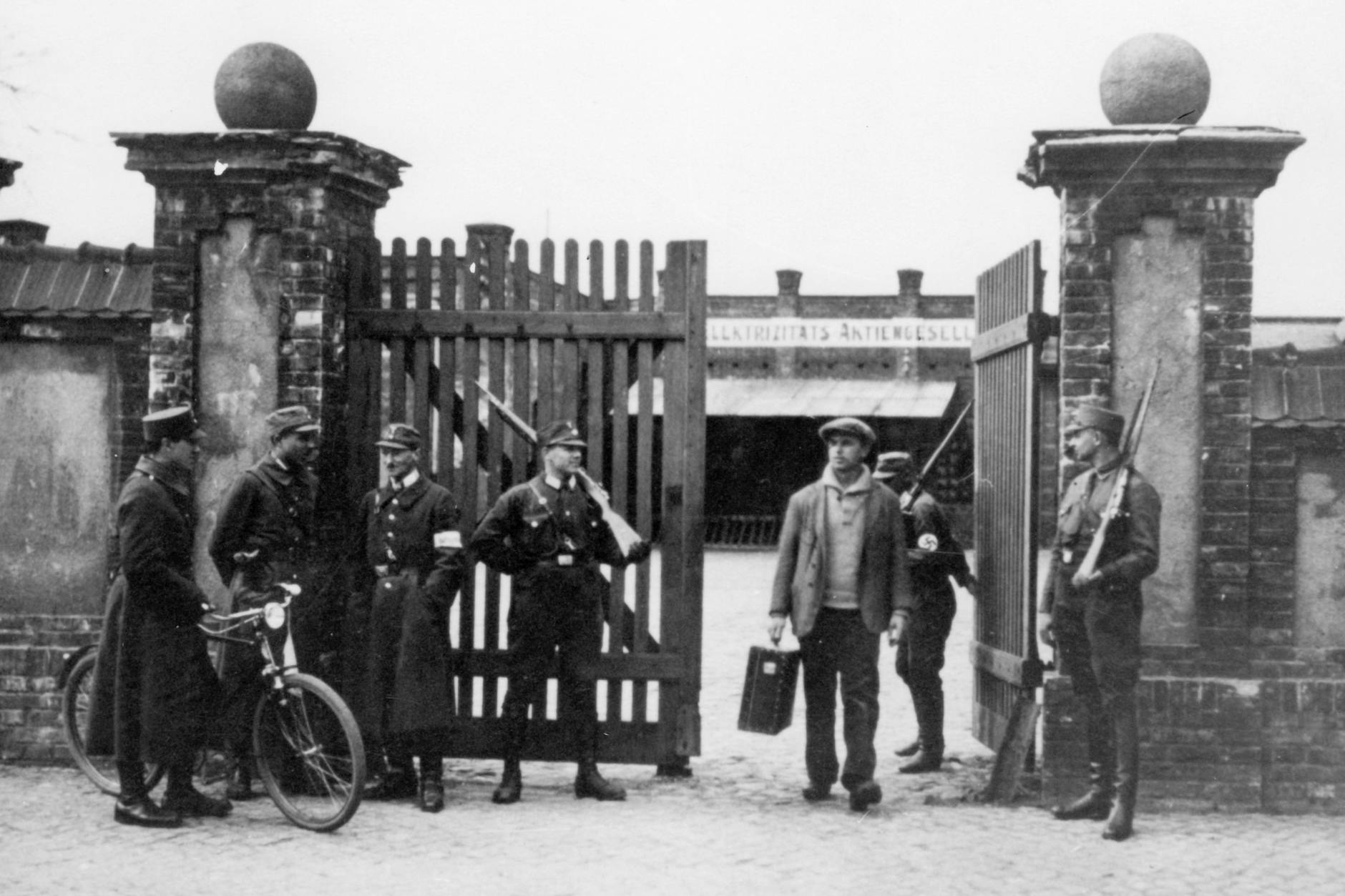 An den Eingangstoren des Konzentrationslagers Oranienburg stehen Angehörige der SA zur Bewachung.