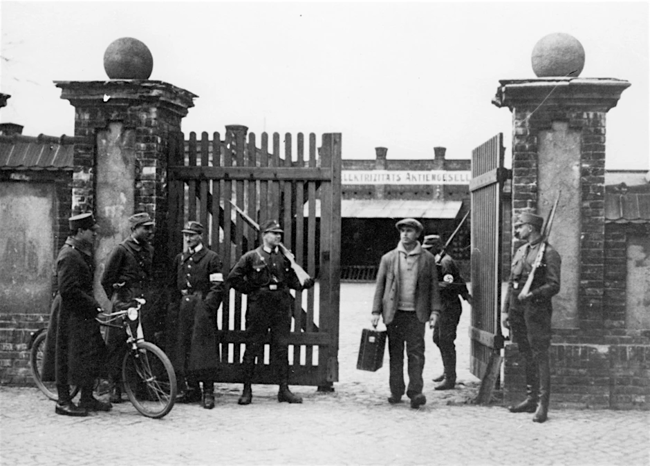 An den Eingangstoren des Konzentrationslagers Oranienburg stehen Angehörige der SA zur Bewachung.