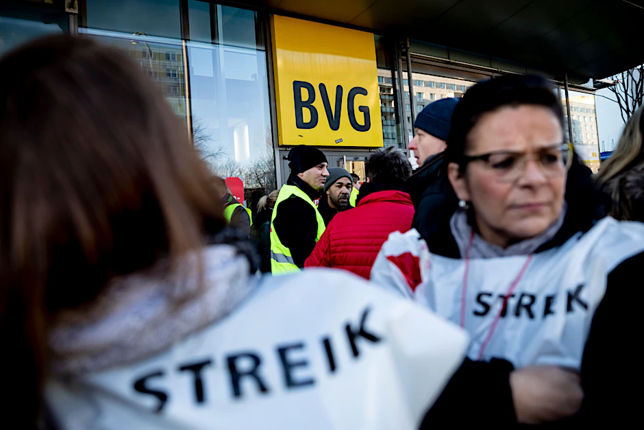 Streikende Arbeitnehmer der Berliner Verkehrsbetriebe (BVG)