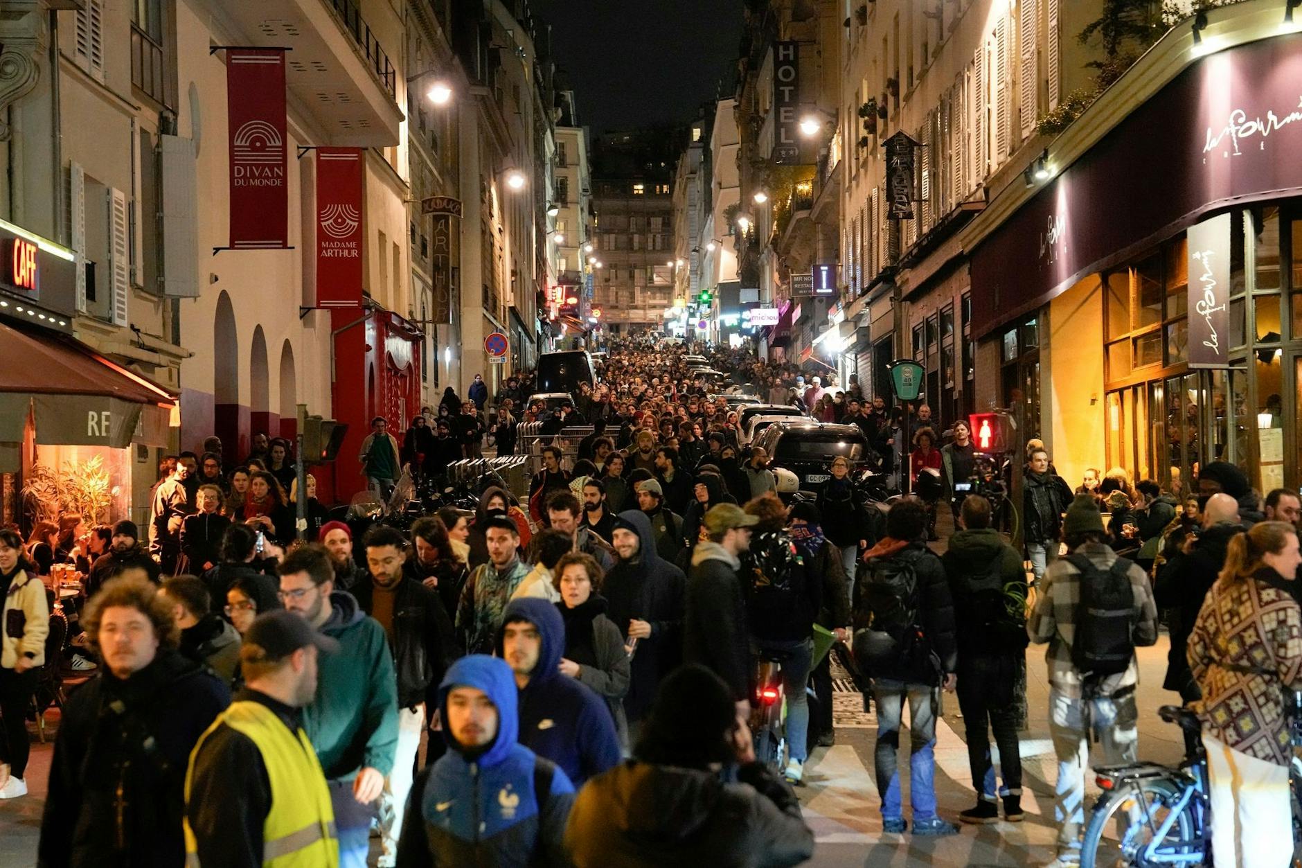 Demonstranten marschieren während einer Demonstration in Paris.
