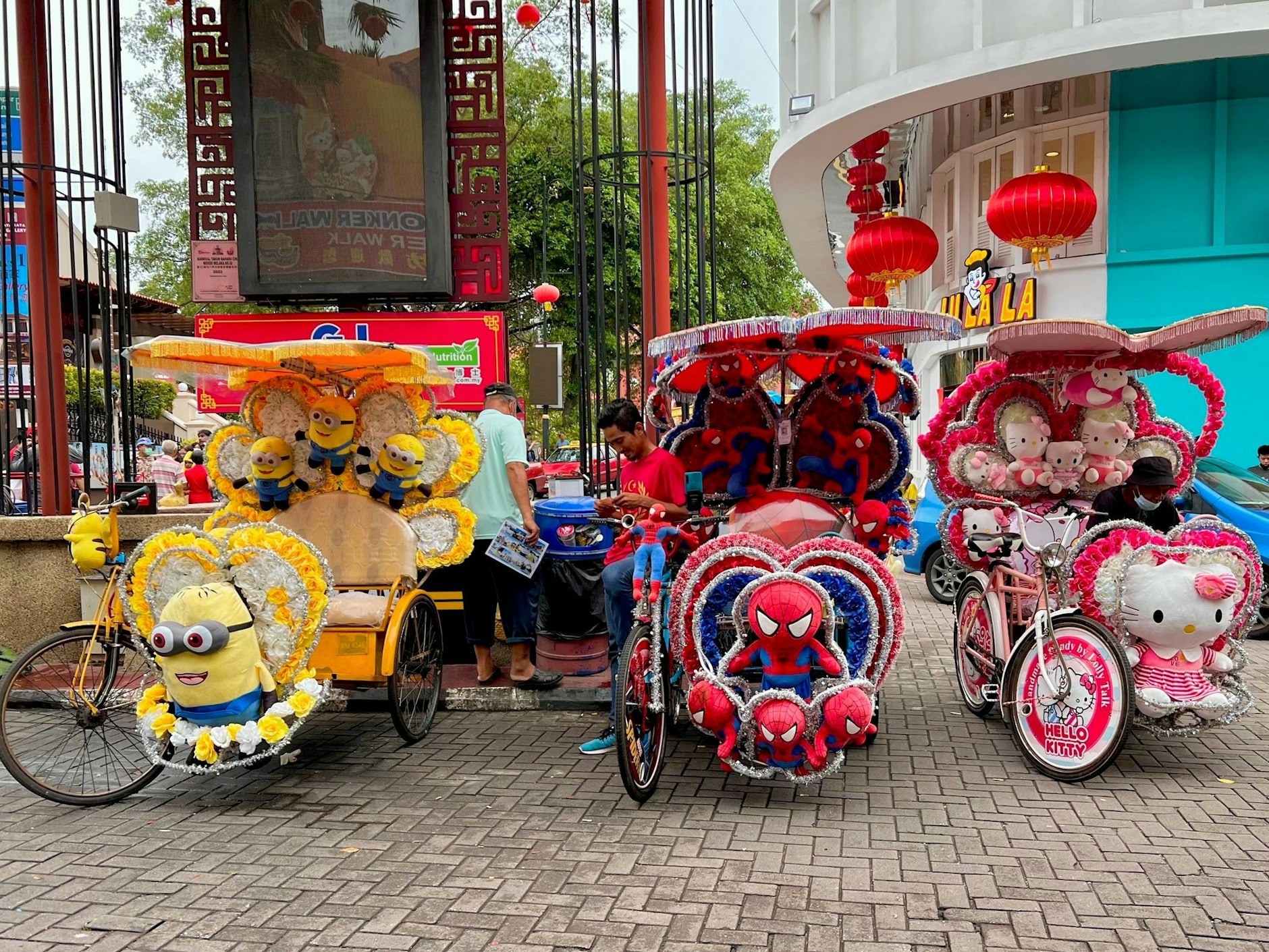 PRODUKTION - Rikschafahrer warten im Zentrum von Malakka auf Kundschaft.  