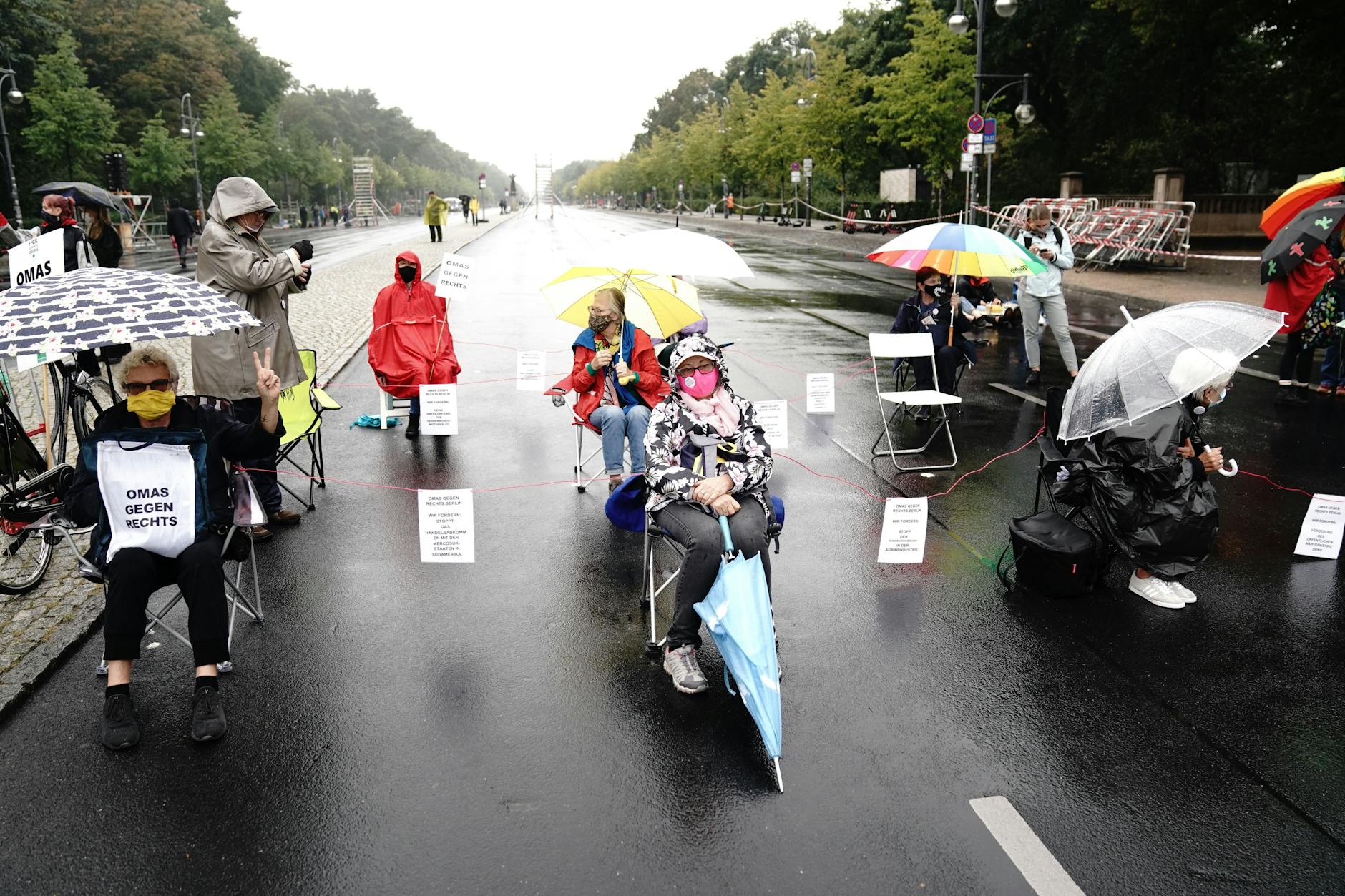 Omas for Future demonstrieren auf der Straße des 17. Juni.