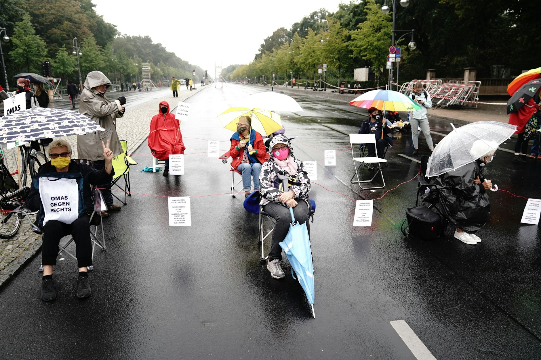 Omas for Future demonstrieren auf der Straße des 17. Juni.